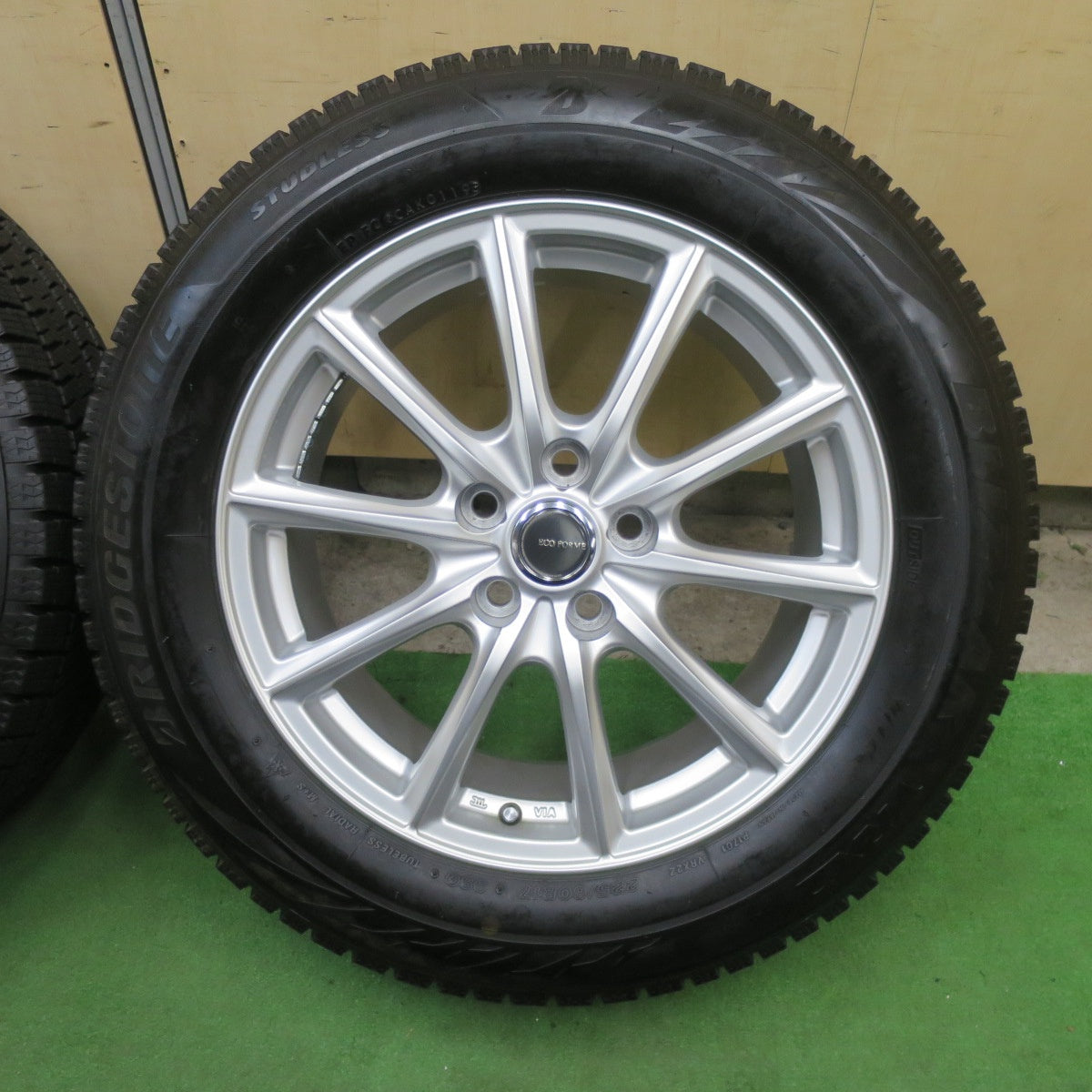 バリ溝！キレイ！9.5分★スタッドレス 225/60R17 ブリヂストン ブリザック VRX2 ECO FORME エコフォルム 17インチ PCD114.3/5H★6022108TTス