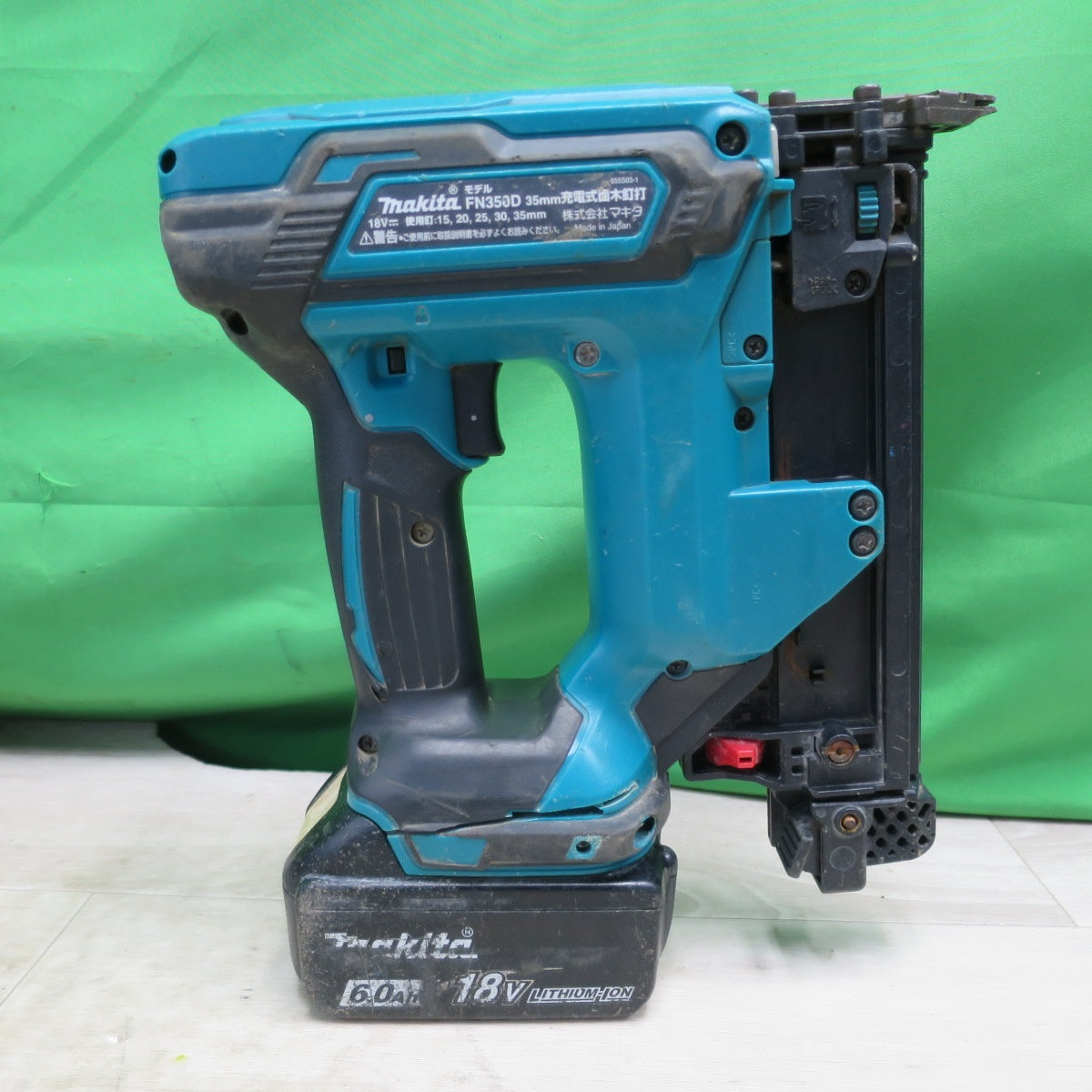 [送料無料] 付属品付き☆マキタ 充電式 面木 釘打 35mm 18V FN350DZK  ケース 充電器 ネイル 付き フィニッシュネイラ 釘打ち機 釘打機 電動 工具☆