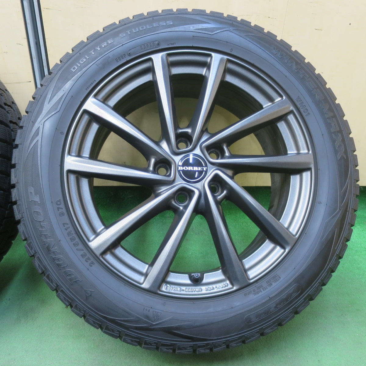 バリ溝！キレイ！9.5分★MINI BMW 等 BORBET typeV 225/55R17 スタッドレス ダンロップ ウインターマックス WM01 17インチ ボルベット PCD112/5H★5111402イス