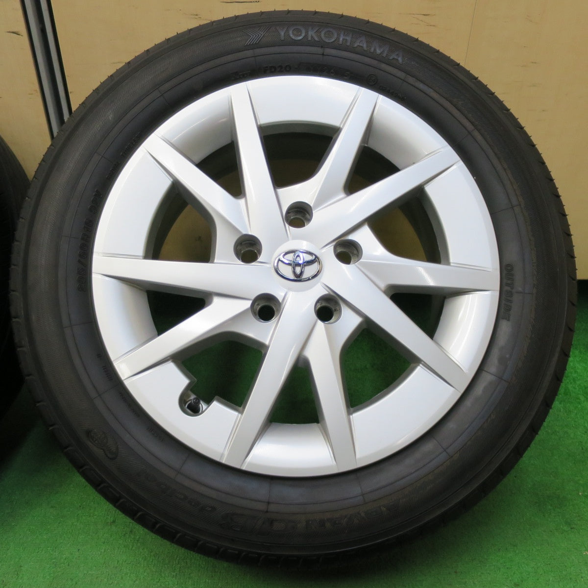 *送料無料* バリ溝！ほぼ10分★トヨタ プリウスα 純正 205/60R16 ヨコハマ アドバン dB デシベル 16インチ PCD114.3/5H★4061201イノ