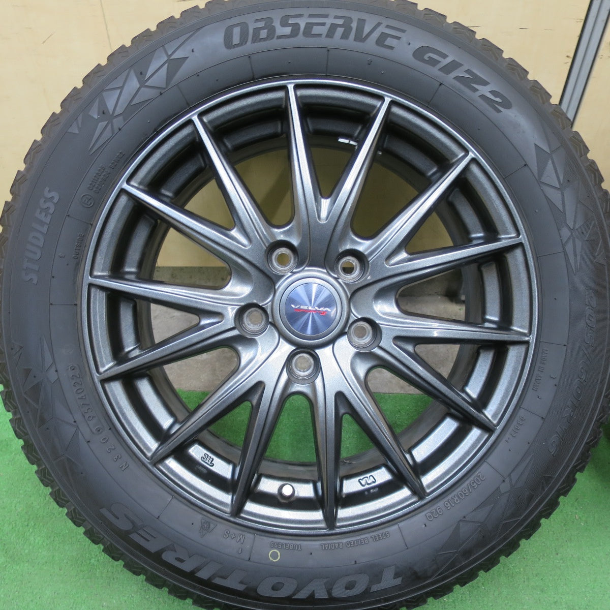 バリ溝！22年！キレイ！9.5分★スタッドレス 205/60R16 トーヨー オブザーブ GIZ2 VELVA SPORTZ ヴェルヴァ 16インチ PCD114.3/5H★5051301TTス