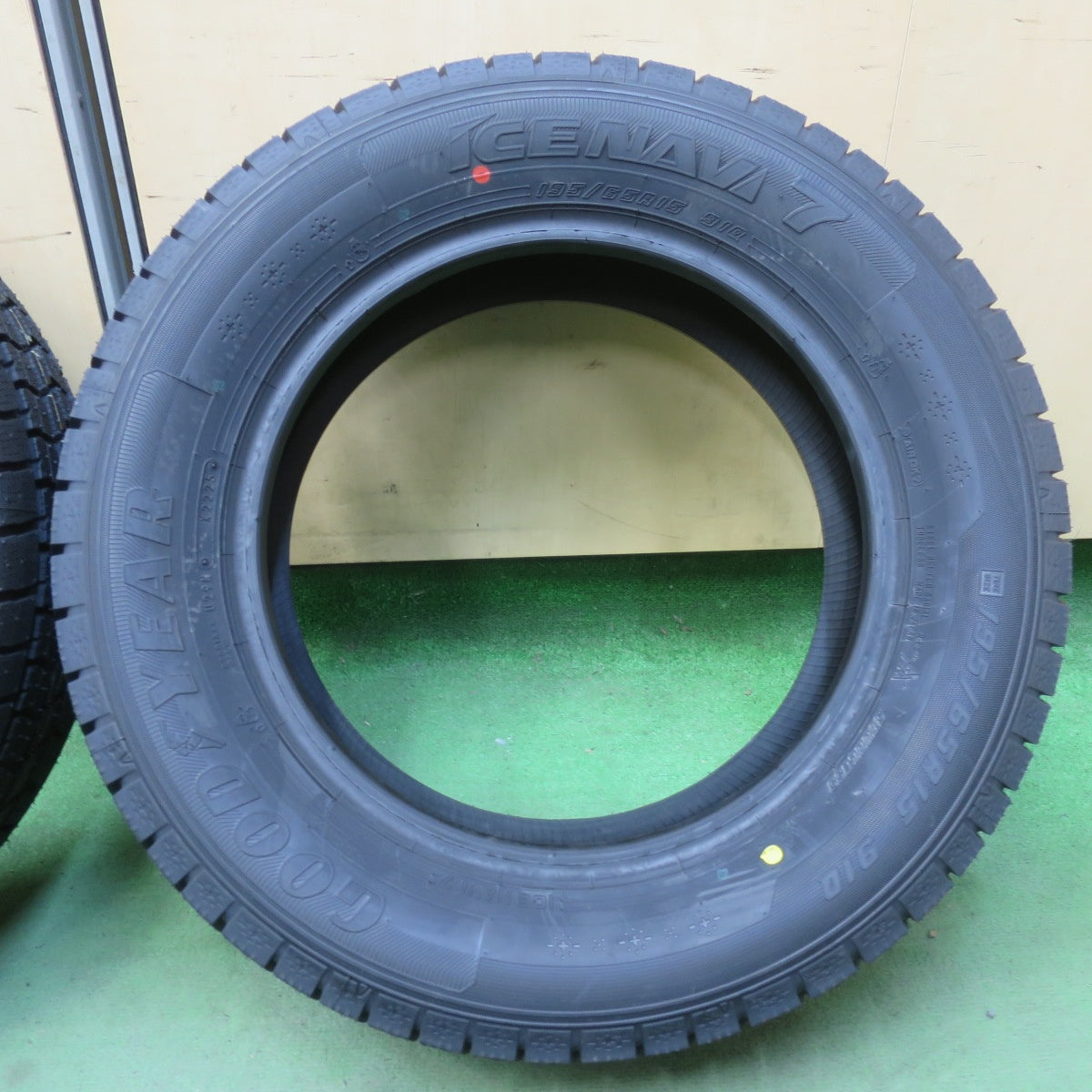 未使用！25年★スタッドレス 195/65R15 グッドイヤー アイスナビ7 タイヤ 15インチ ノア ヴォクシー ステップワゴン プリウス エスクァイア 等★6031905イスタ