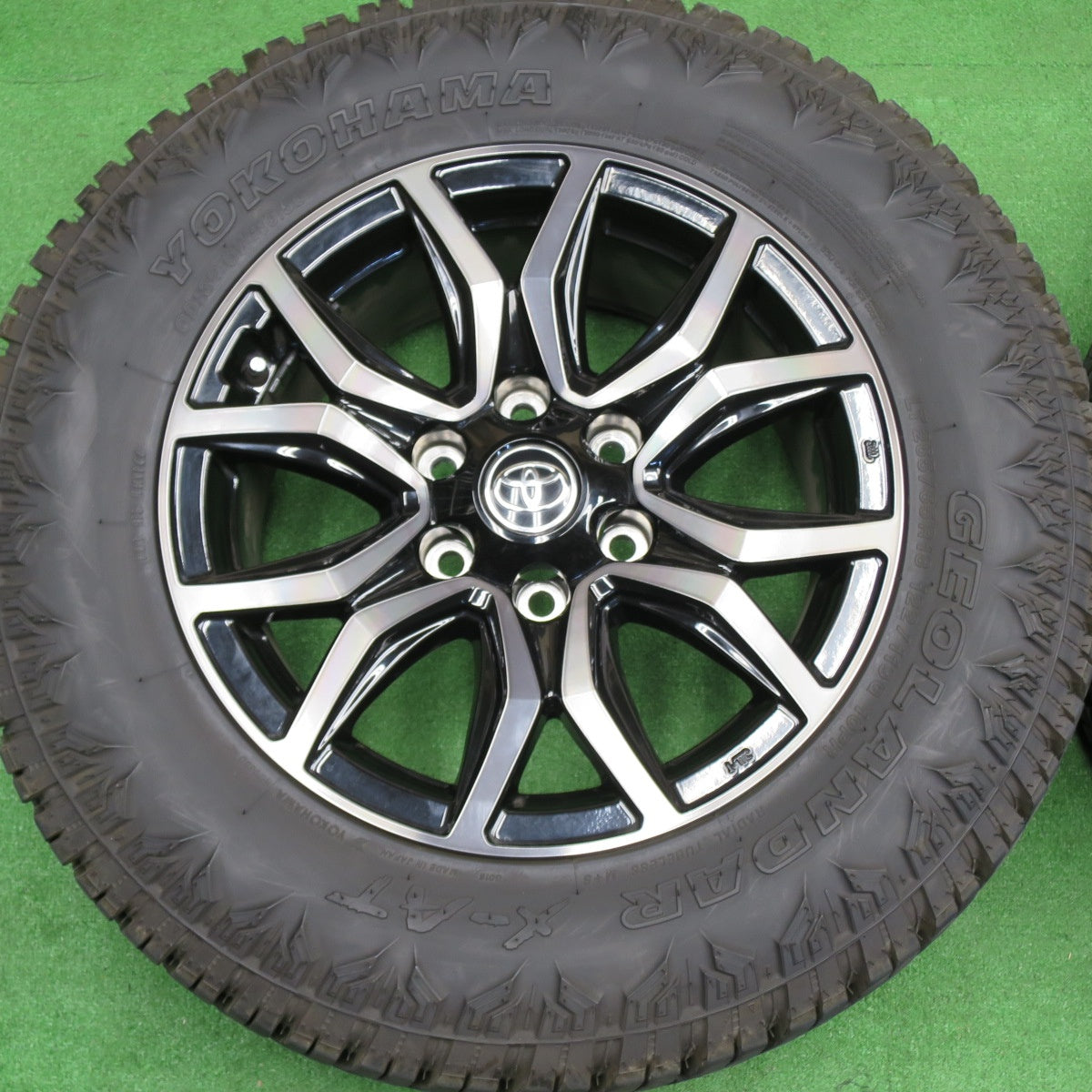 バリ溝！25年！キレイ！9.5分★トヨタ GUN125 ハイラックス GRスポーツ 純正 265/65R18 122/119Q ヨコハマ ジオランダー X-AT 18インチ PCD139.7/6H★6022801NKノ