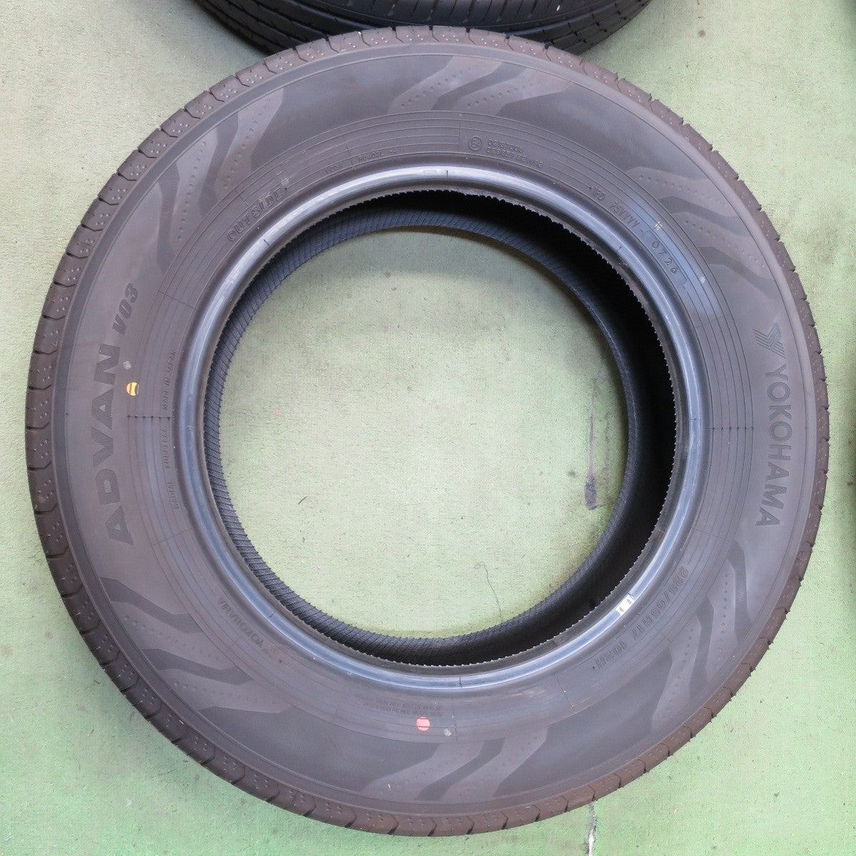 新車外し！26年◎225/65R17 ヨコハマ アドバン V03 タイヤ 17インチ 40系 アルファード ヴェルファイア レクサス NX ハリアー RAV4 等◎6080402NGノタ