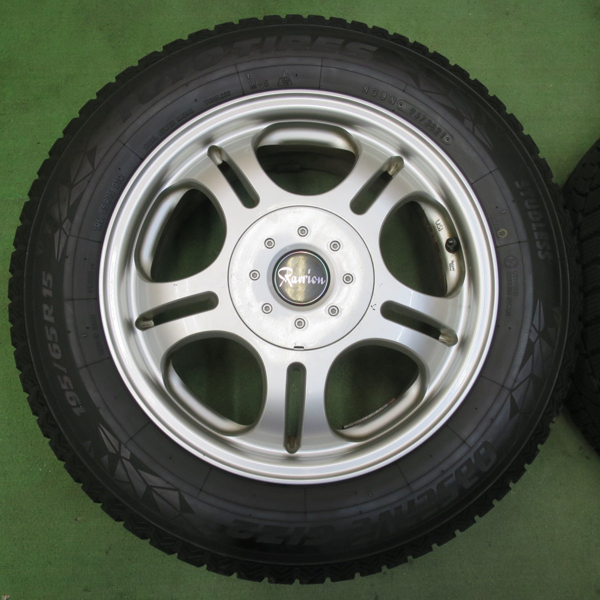 バリ溝！21年！8.5分★スタッドレス 195/65R15 トーヨー オブザーブ GIZ2 Ravrion ラブリオン 15インチ PCD100 114.3/5H マルチ★5111507イス