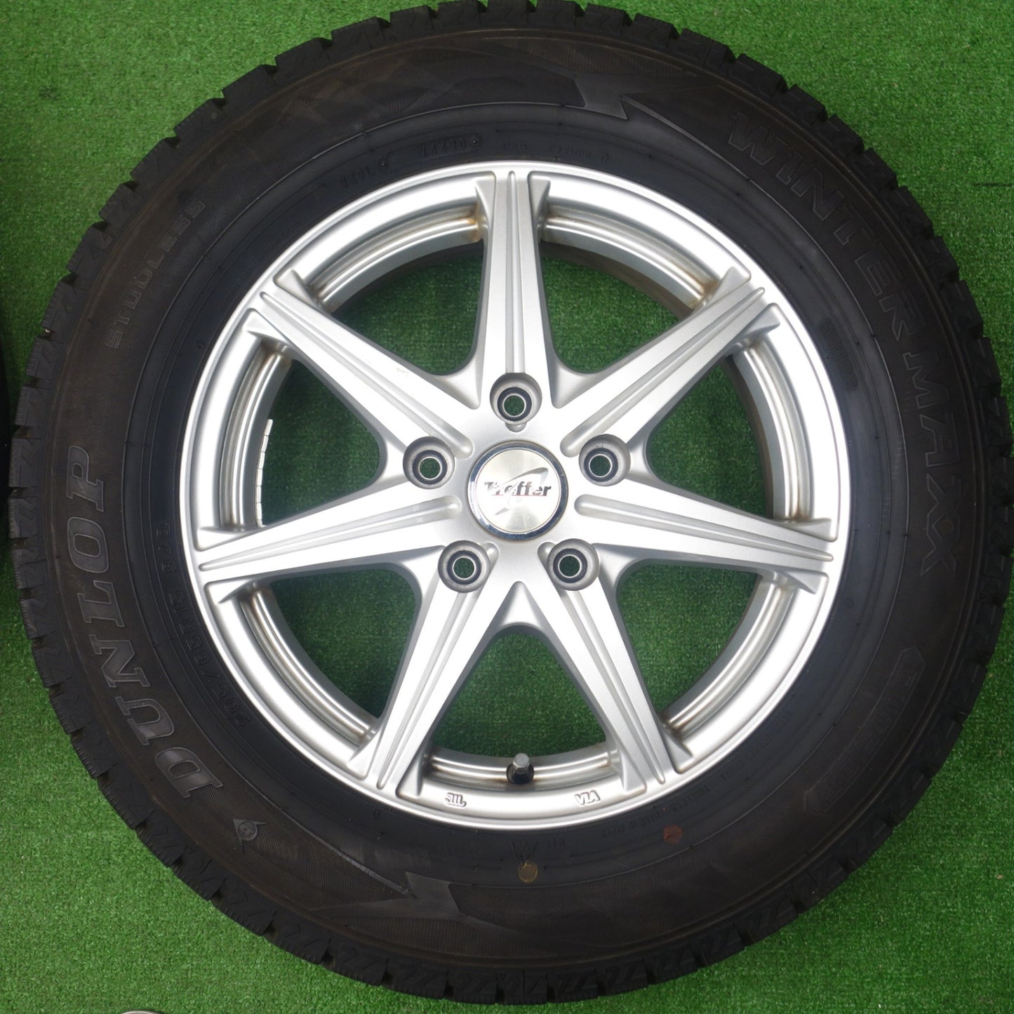 バリ溝！ほぼ10分★スタッドレス 205/65R15 ダンロップ ウインターマックス WM02 Treffer トレファー 15インチ PCD114.3/5H★6021302KTス