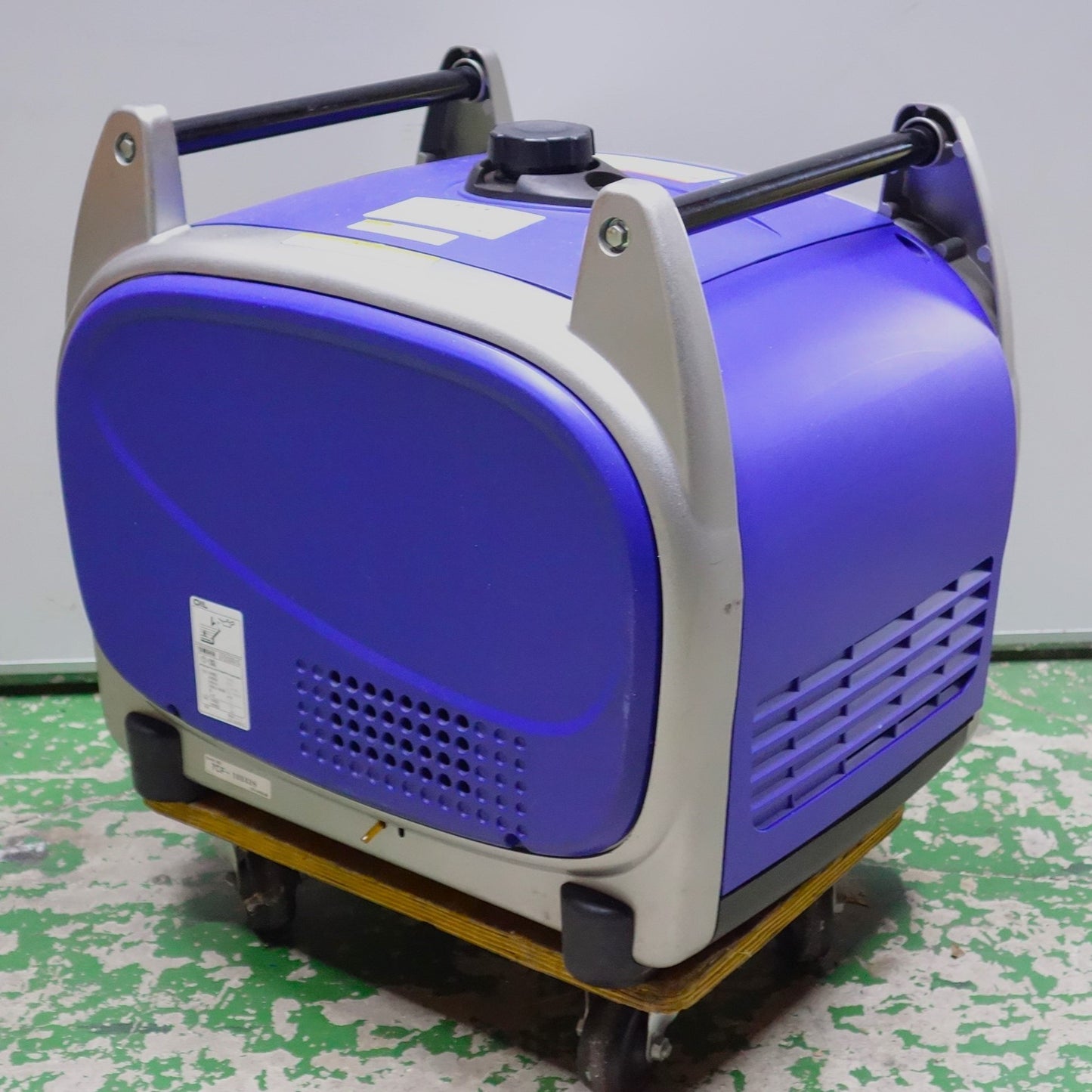 [送料無料] キレイ!付属品付き◆ヤマハ  防音型 インバーター 発電機 ガソリン式 EF2000iS 100V 20A 2.0kVA 50/60Hz 12V 8A◆