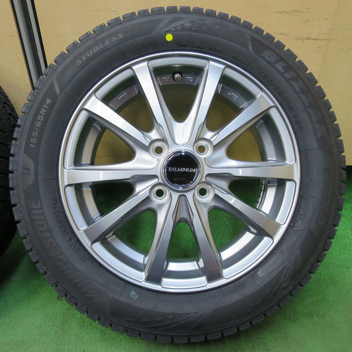[送料無料] 未使用！24年★スタッドレス 155/65R14 ブリヂストン ブリザック VRX3 BALMINUM バルミナ 14インチ PCD100/4H★4122702イス
