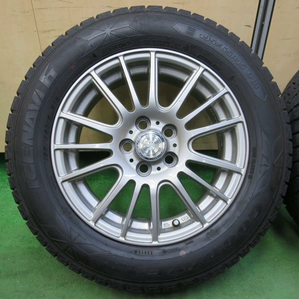キレイ★プリウス 等 195/65R15 スタッドレス グッドイヤー アイスナビ6 ravrion selzer ラブリオン 15インチ PCD100/5H★5012107イス