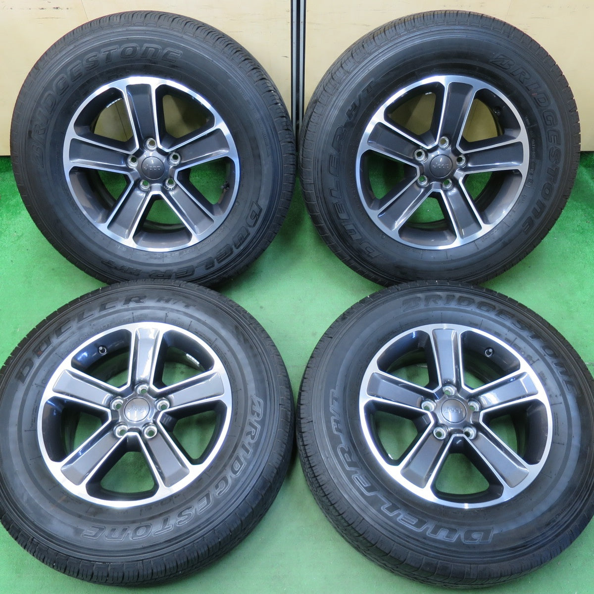 [送料無料] バリ溝！23年！キレイ！9.5分★JEEP ジープ JL ラングラー アンリミテッド サハラ 純正 MOPAR 255/70R18 ブリヂストン デューラー H/T 685 PCD127/5H★4103003イノ