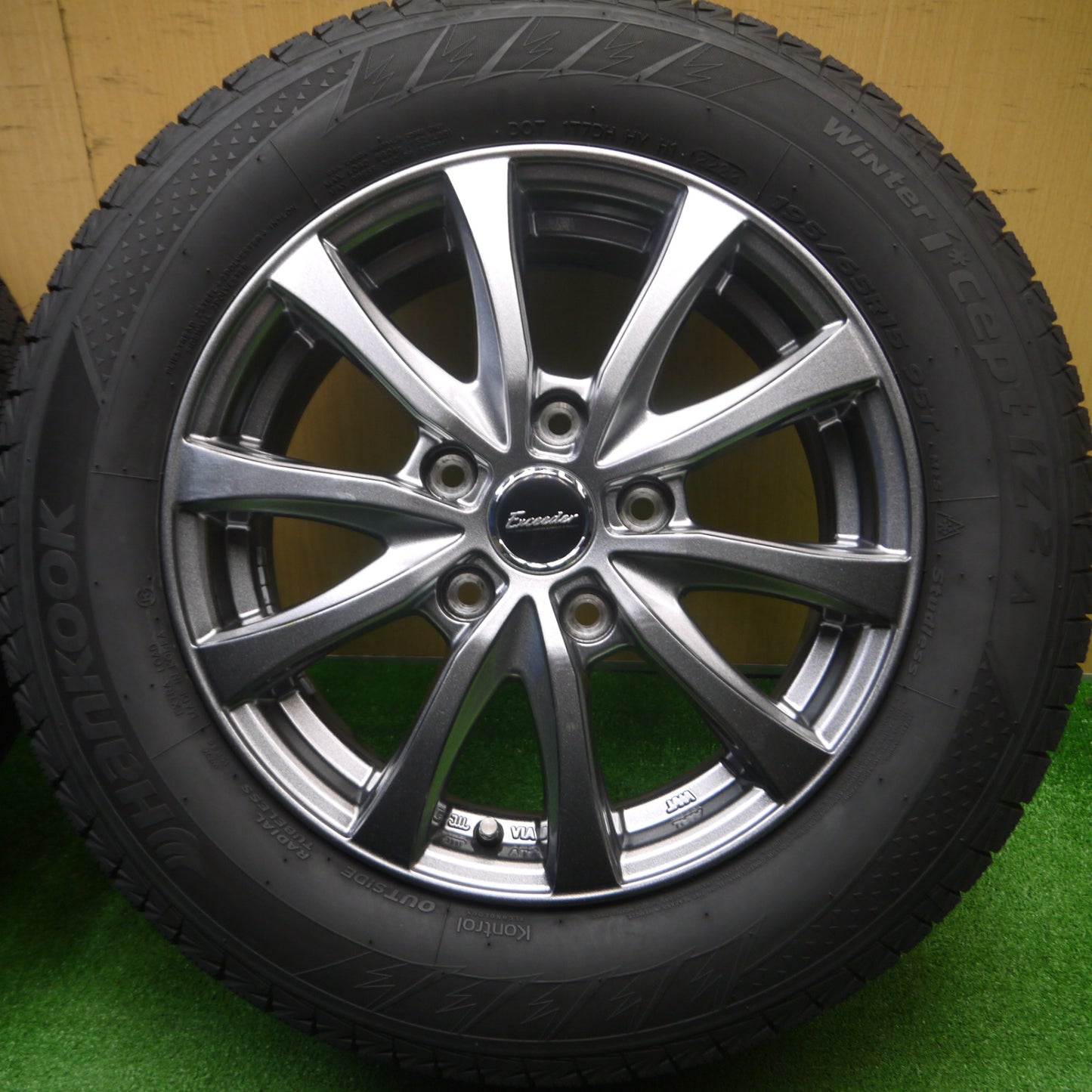 [送料無料] バリ溝！22年！キレイ！ほぼ10分★スタッドレス 195/65R15 ハンコック ウインター アイセプト IZ2A Exceeder エクシーダー 15インチ PCD114.3/5H★4102909Hス