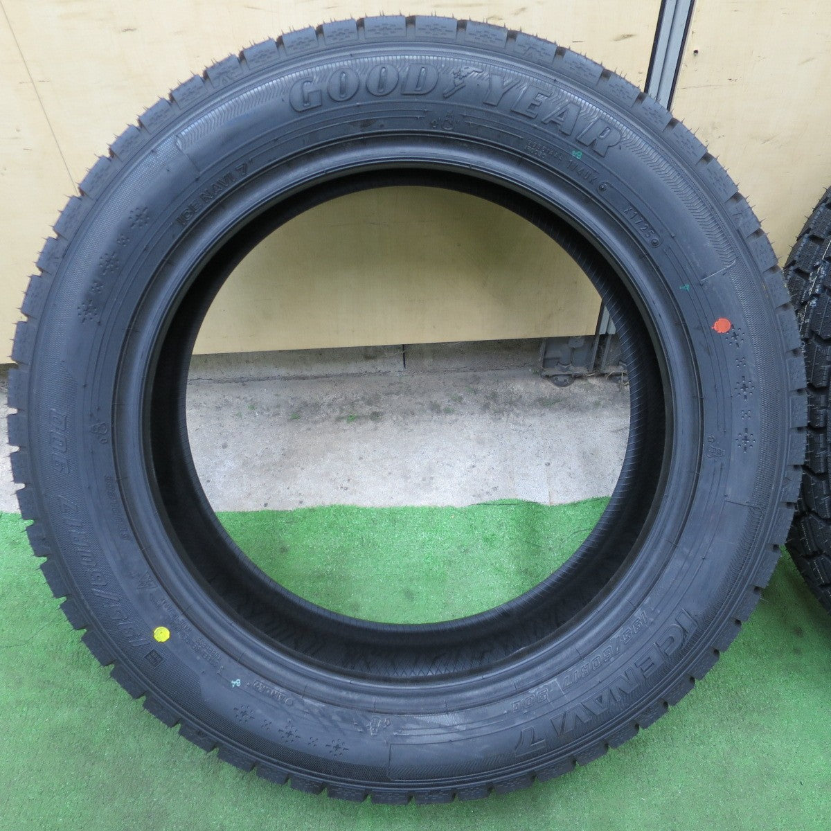 未使用！25年★スタッドレス 195/60R17 グッドイヤー アイスナビ7 タイヤ 17インチ 60系 プリウス ライズ ロッキー 等★6042002NGスタ