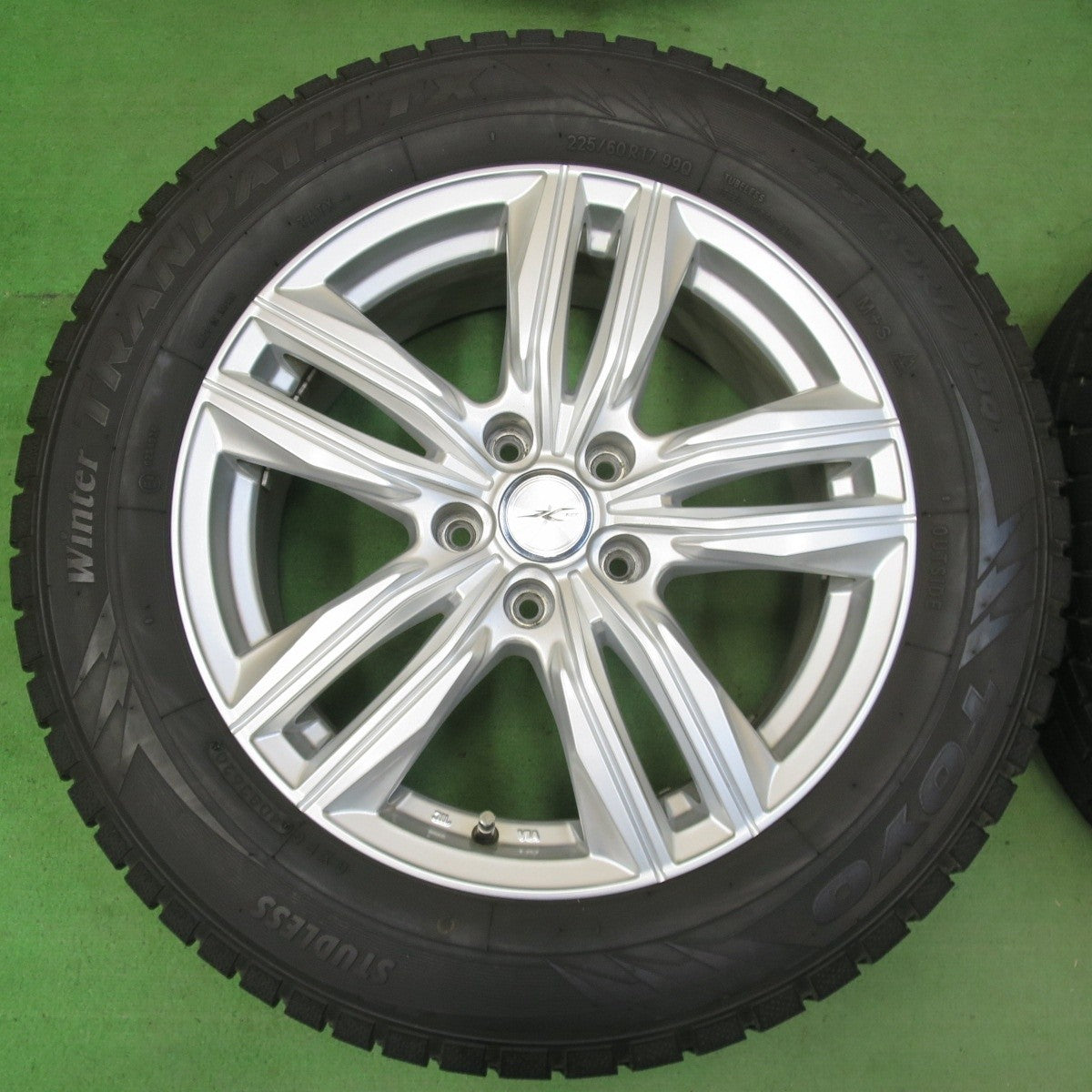 バリ溝！キレイ！9.5分以上★スタッドレス 225/60R17 トーヨー ウインター トランパス TX JOKER ジョーカー 17インチ PCD114.3/5H★5032401イス