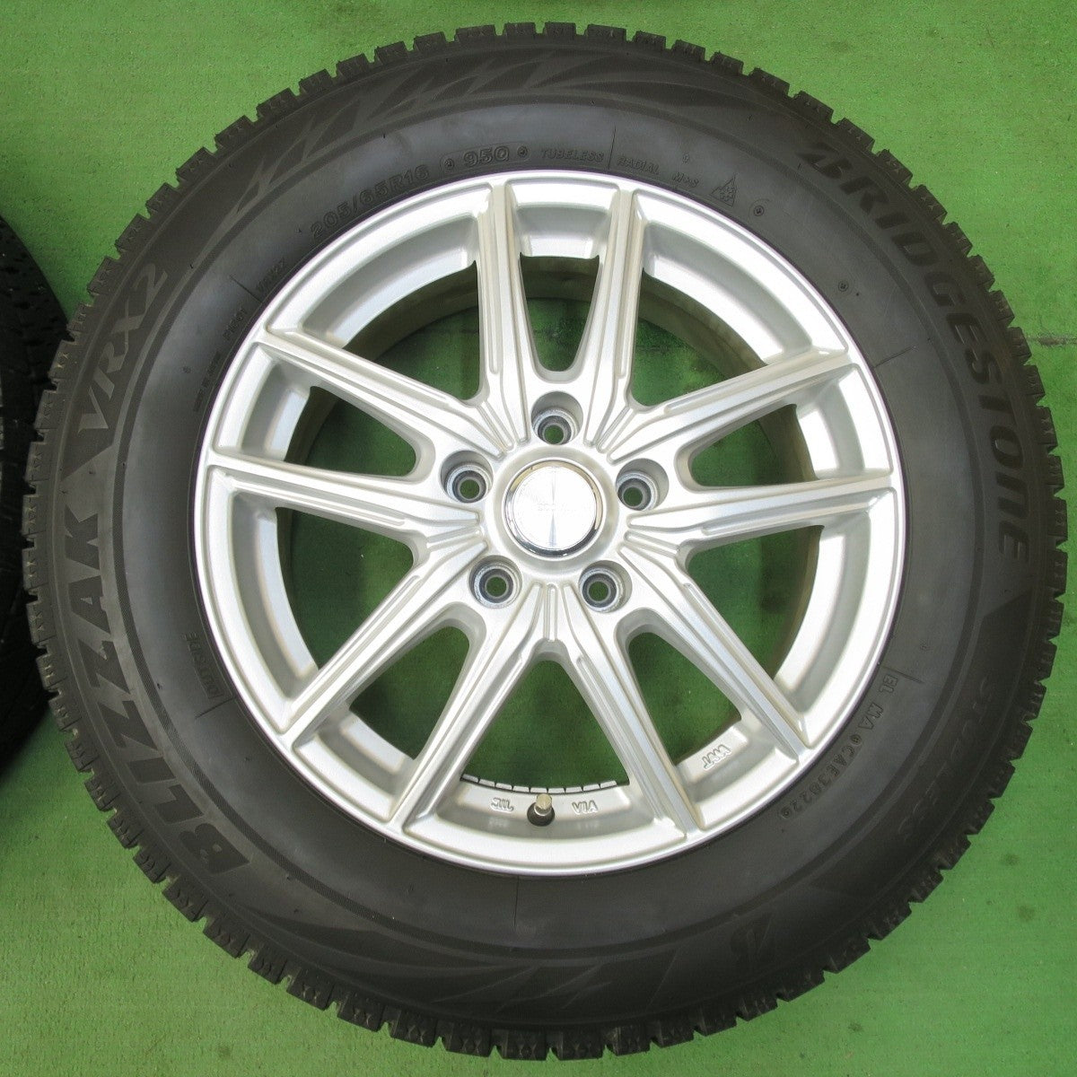 バリ溝！22年！キレイ！9.5分★スタッドレス 205/65R16 ブリヂストン ブリザック VRX2 ECO FORME エコフォルム 16インチ PCD114.3/5H★5031210イス