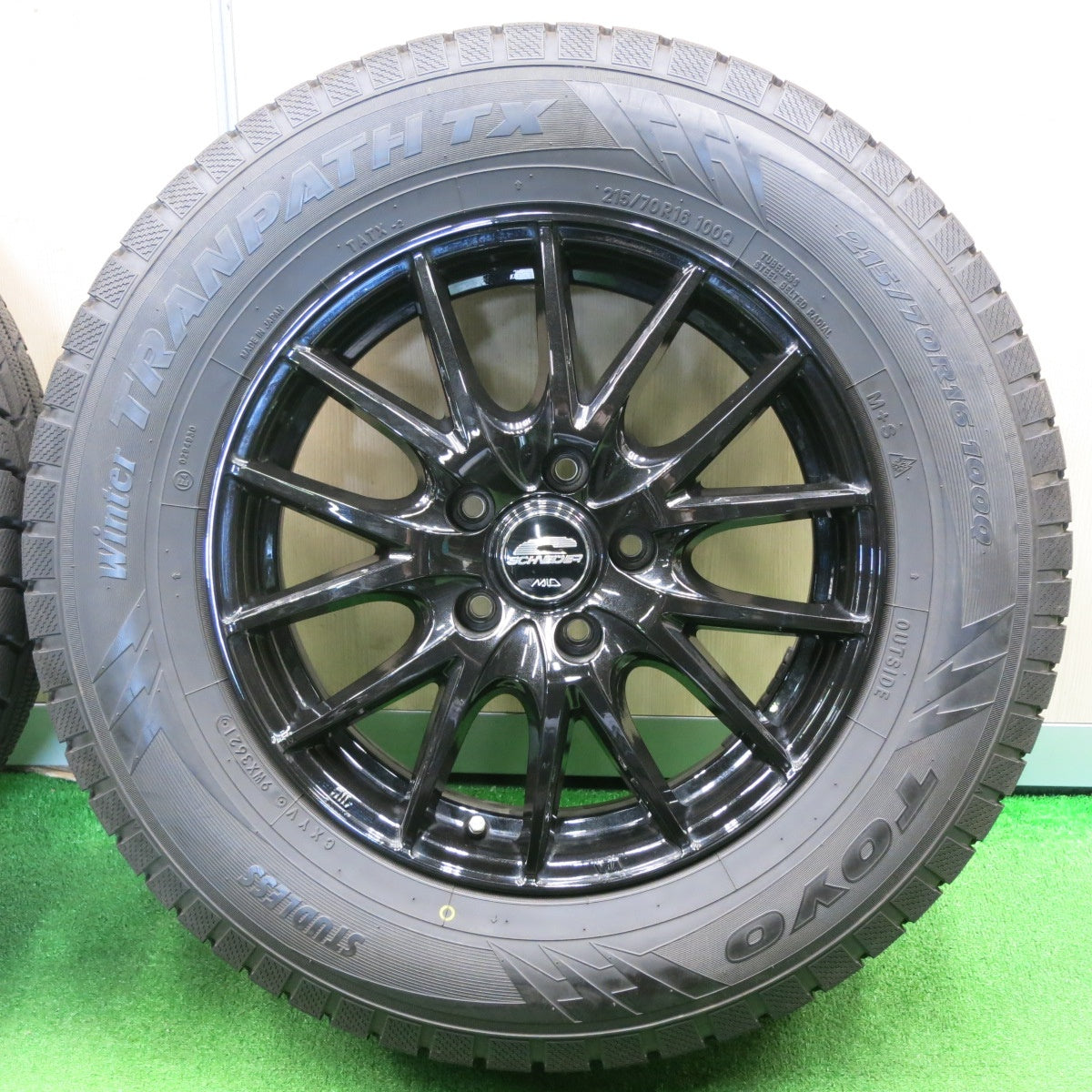 [送料無料] バリ溝！22年！キレイ！9.5分★スタッドレス 215/70R16 トーヨー ウインター トランパス TX SCHNEIDER MiD シュナイダー 16インチ PCD114.3/5H★4112102NJス