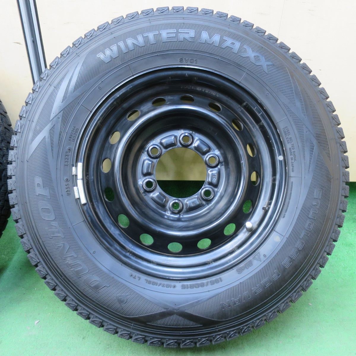 [送料無料] バリ溝！キレイ！9.5分以上★ハイエース 純正 スタッドレス 195/80R15 107/105L ダンロップ ウインターマックス SV01 15インチ PCD139.7/6H★5012101イス