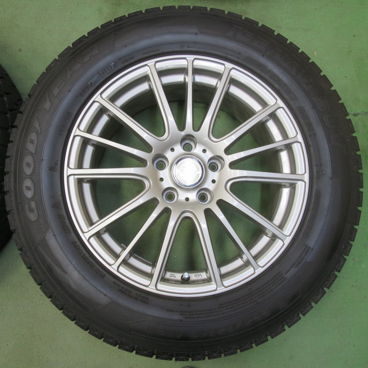 バリ溝！キレイ！9.5分◎スタッドレス 225/65R17 グッドイヤー アイスナビ SUV ravrion selzer ラブリオン 17インチ PCD114.3/5H◎6081204イス