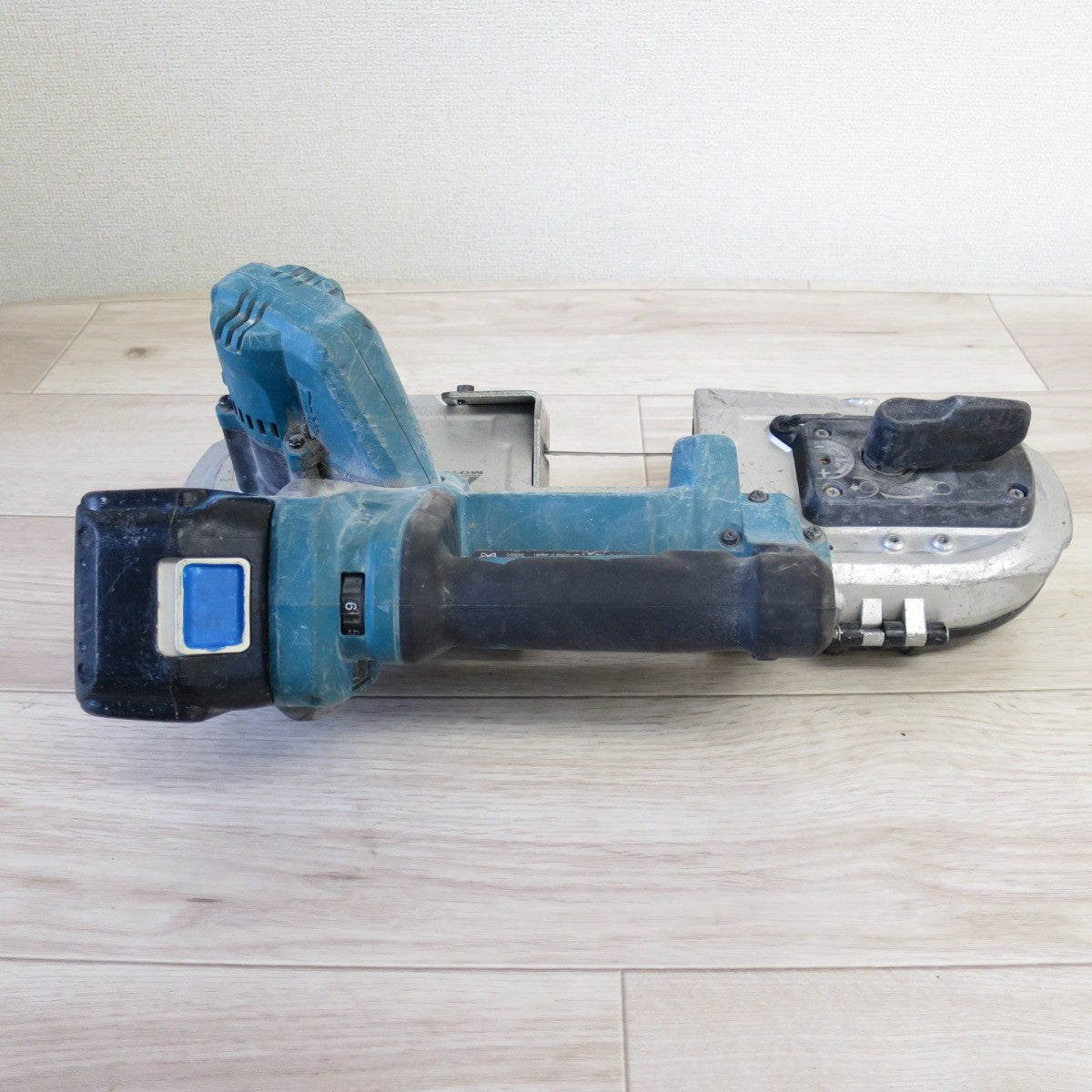 [送料無料] ◇マキタ 充電式 ポータブル バンドソー PB183D 電動 工具 バッテリー BL1860B makita◇