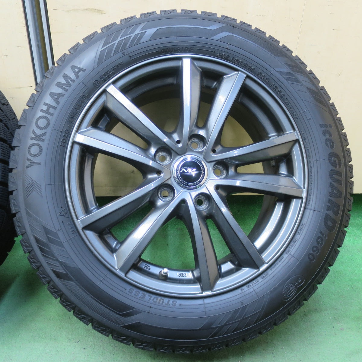 バリ溝！23年！キレイ！9.5分以上◎スタッドレス 205/60R16 ヨコハマ アイスガード iG60 NIRVANA NV ニルバーナ ニルヴァーナ 16インチ PCD114.3/5H◎6070604イス