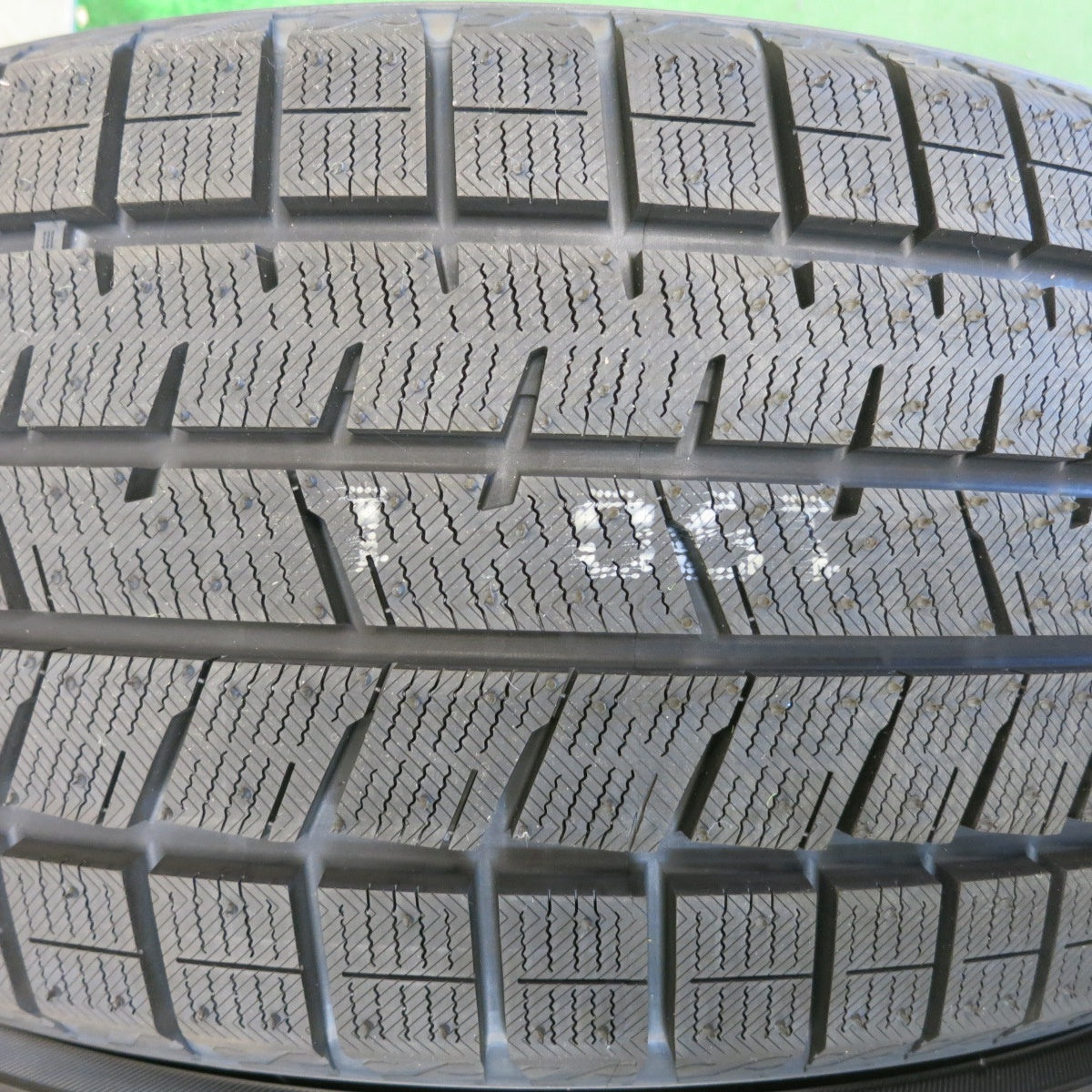 未使用！25年◎スタッドレス 205/55R17 ヨコハマ アイスガード iG80 E+ タイヤ 17インチ ノア ヴォクシー エスクァイア 等◎6081402HAスタ