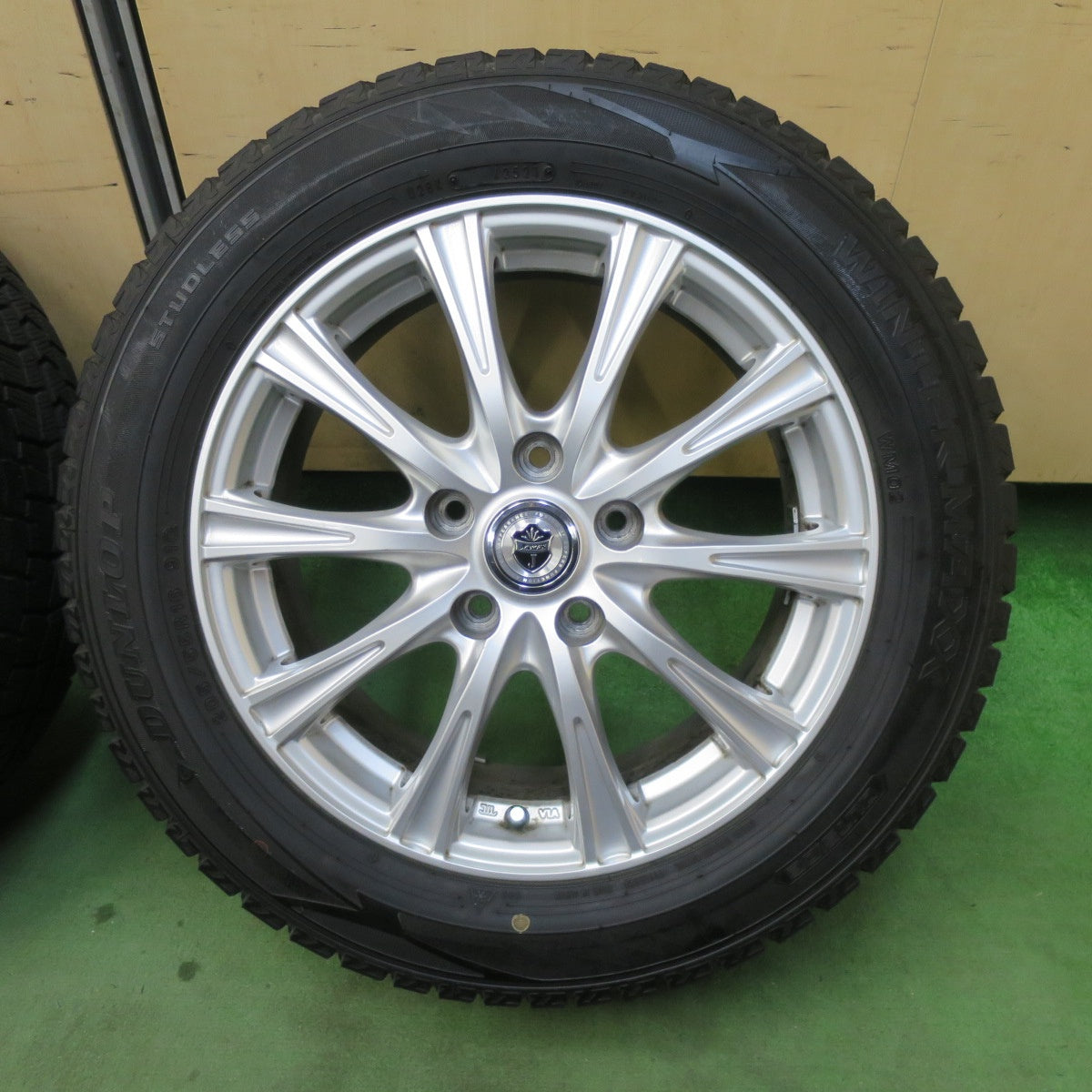 バリ溝！キレイ！9.5分★スタッドレス 205/55R16 ダンロップ ウインターマックス WM02 JOKER ジョーカー 16インチ PCD114.3/5H★5122603TTス