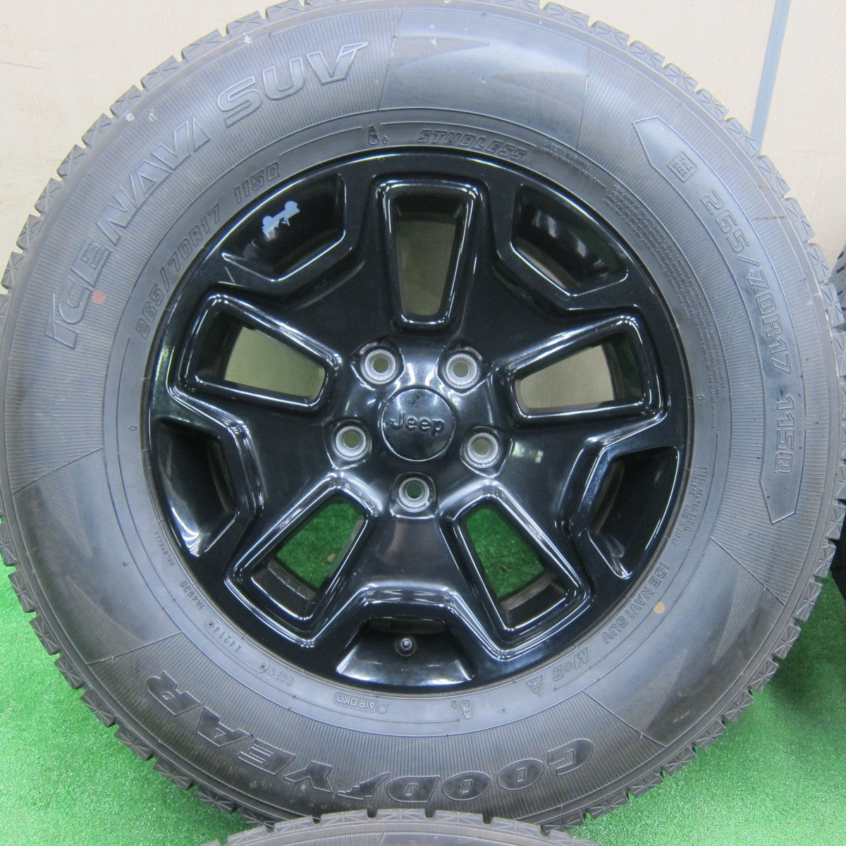 [送料無料] バリ溝！キレイ！8.5分★ジープ ラングラー アンリミテッド 純正 265/70R17 スタッドレス グッドイヤー アイスナビ SUV 17インチ PCD127/5H★4121001TNス