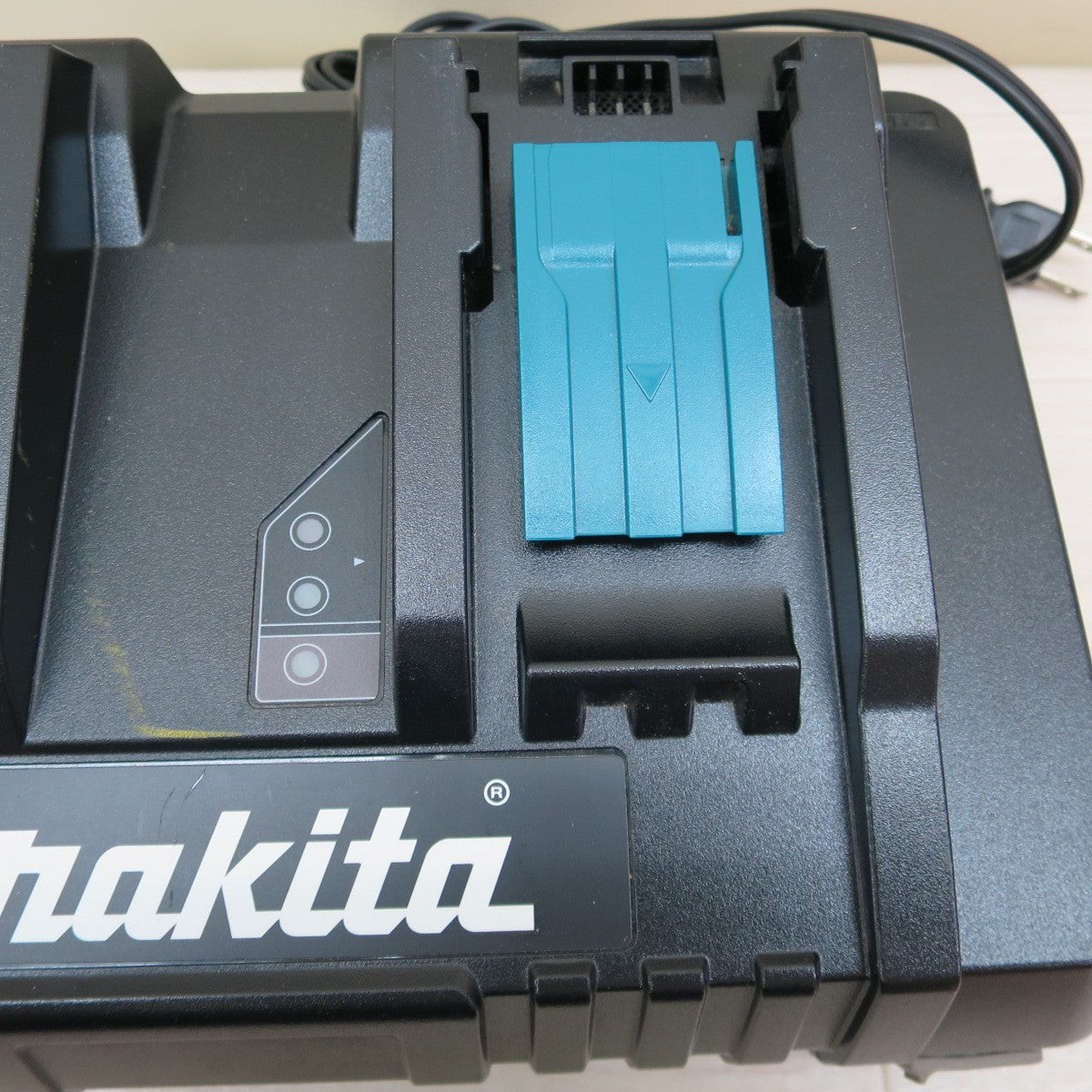 [送料無料] キレイ☆マキタ 2口 急速 充電器 DC18RD 7.2-18V 用 AC100V 電動 工具 makita☆