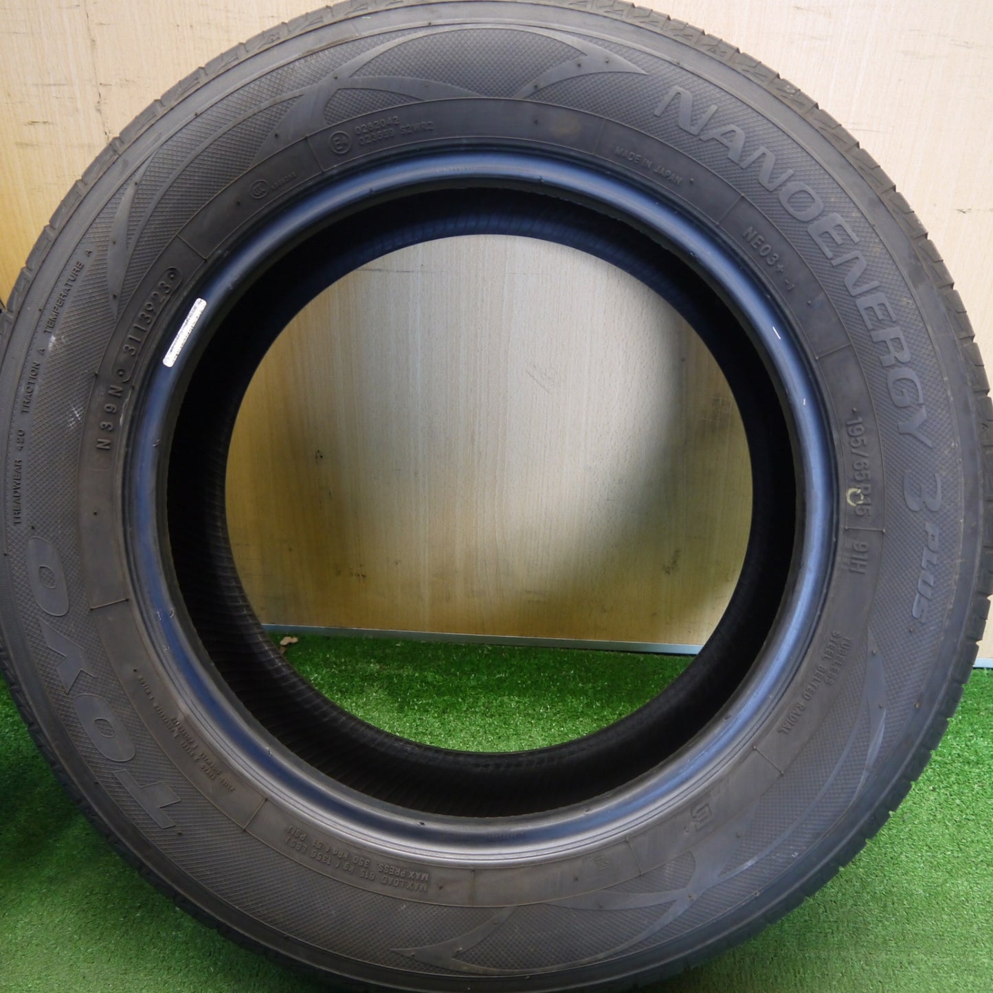 バリ溝！23年！9.5分★195/65R15 トーヨー ナノエナジー3 プラス タイヤ 15インチ プリウス ノア ヴォクシー 等★6042808Hノタ