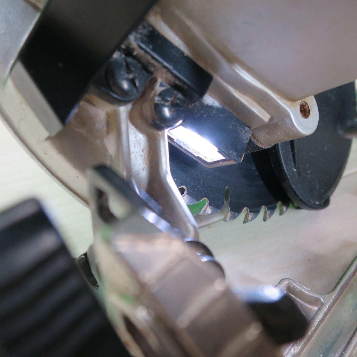 [送料無料] ☆マキタ 125mm 18V 充電式 マルノコ HS471D 本体のみ 丸ノコ 丸のこ 丸鋸 切断機 電動 工具☆