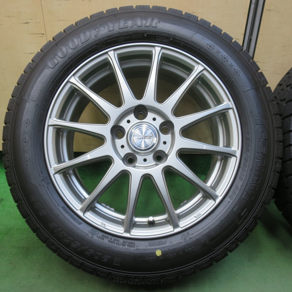 ほぼ未使用！24年！キレイ★スタッドレス 205/60R16 グッドイヤー アイスナビ7 ravrion LUMIERE ラブリオン 16インチ PCD114.3/5H★5111105イス