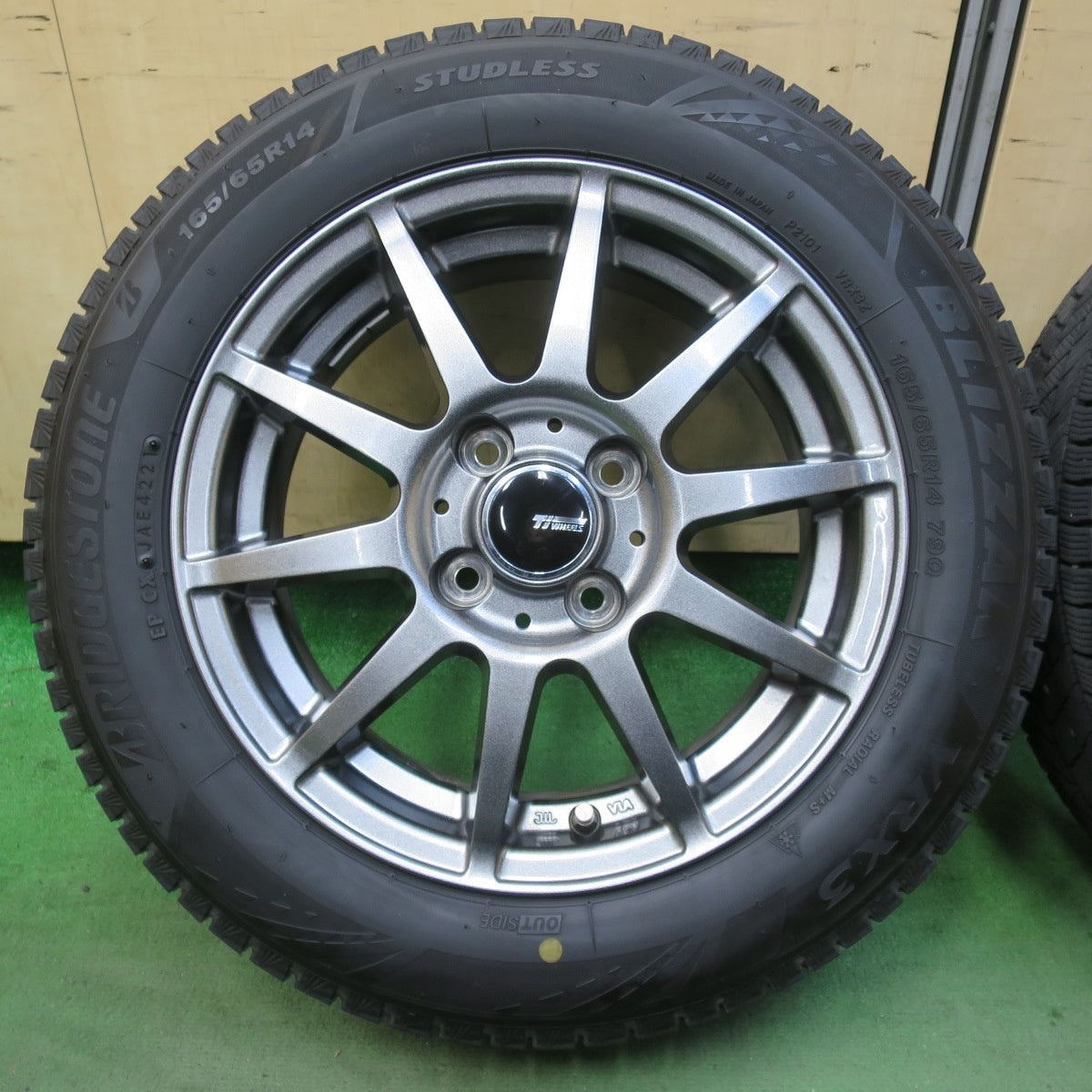 バリ溝！21年！キレイ！8.5分★スタッドレス 165/65R14 ブリヂストン ブリザック VRX3 Ti WHEELS 社外 アルミ 14インチ PCD100/4H★5112702イス