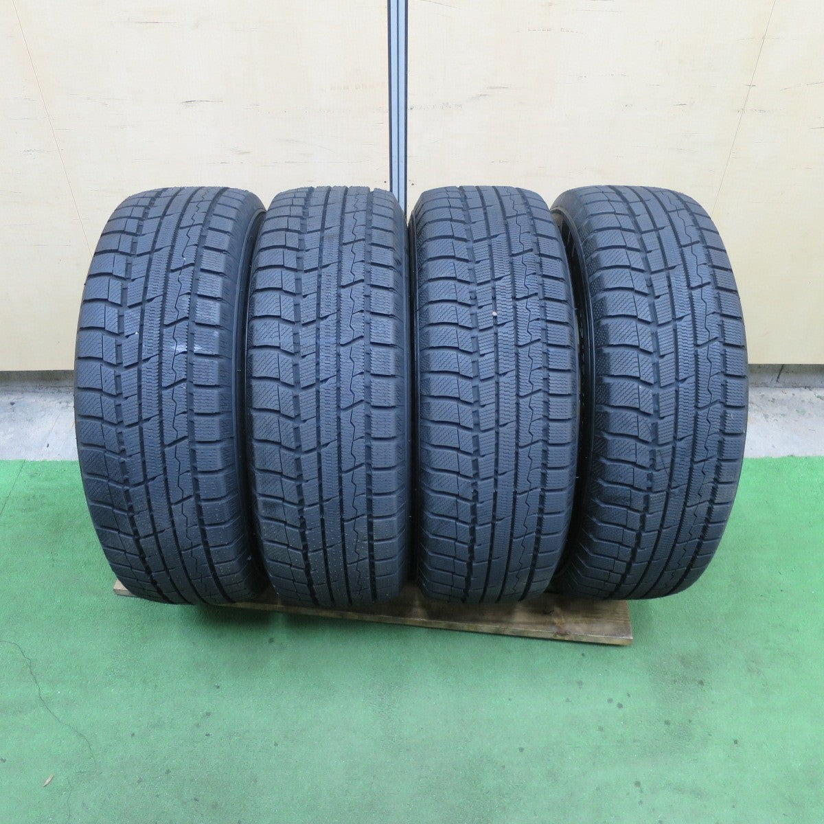 ほぼ未使用！24年！キレイ★スタッドレス 215/65R16 トーヨー ウインター トランパス TX ravrion ラブリオン 16インチ PCD114.3/5H★6022404TTス