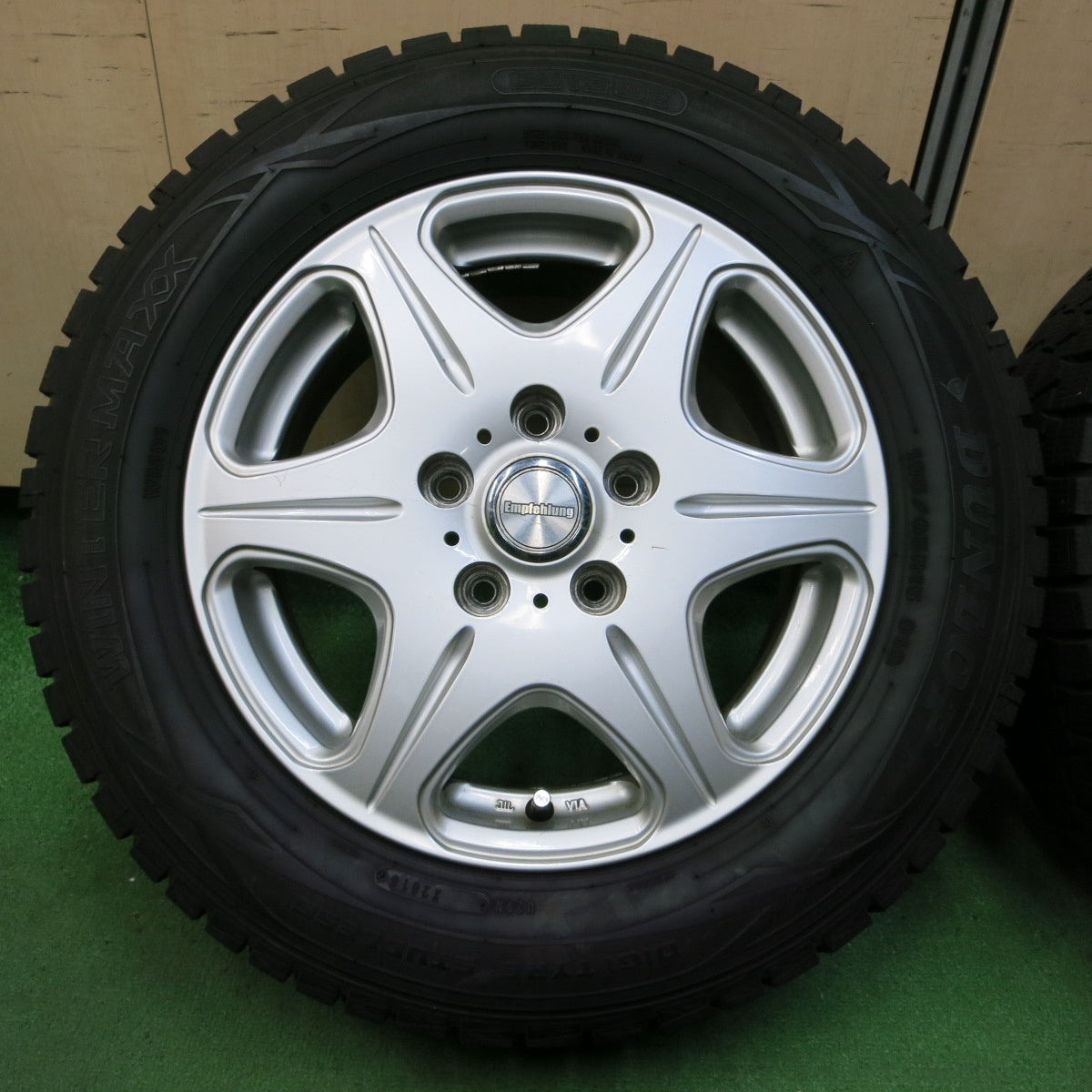 *送料無料* バリ溝！キレイ！9.5分以上★スタッドレス 195/65R15 ダンロップ ウインターマックス WM01 Empfehlung 15インチ PCD114.3/5H★4053110イス