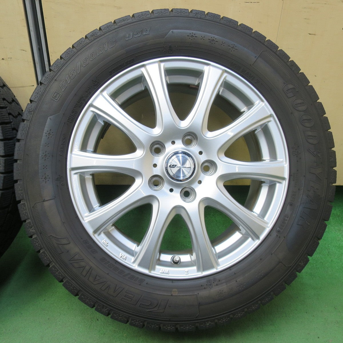 バリ溝！22年！9.5分★スタッドレス 215/60R16 グッドイヤー アイスナビ7 LAUFBAHNⅡ ラウフバーン2 16インチ PCD114.3/5H★5100602イス