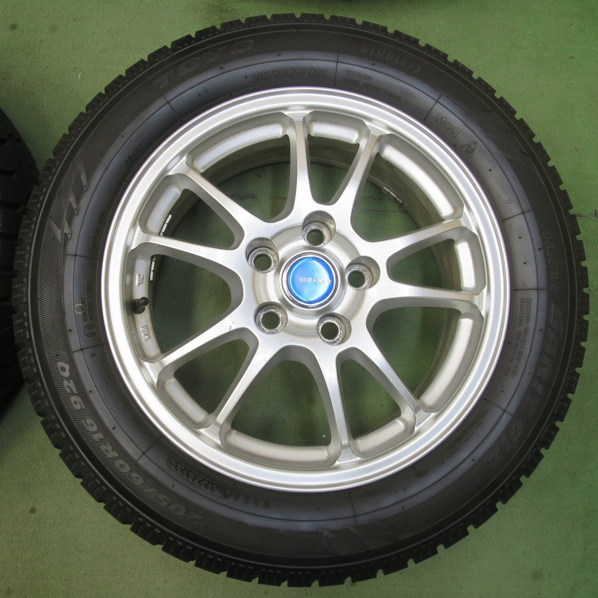 バリ溝！23年！キレイ！9.5分以上★スタッドレス 205/60R16 トーヨー オブザーブ GIZ ECO FORME エコフォルム 16インチ PCD114.3/5H★6051808イス