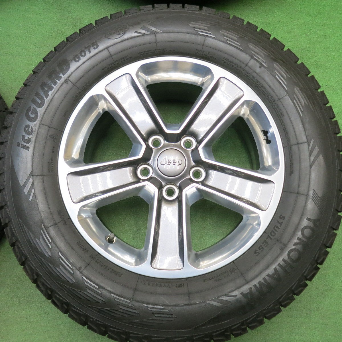 バリ溝！22年！キレイ！9.5分◎JEEP ジープ JL ラングラー アンリミテッド サハラ 純正 265/65R18 スタッドレス ヨコハマ アイスガード G075 18インチ PCD127/5H◎6071209HAス