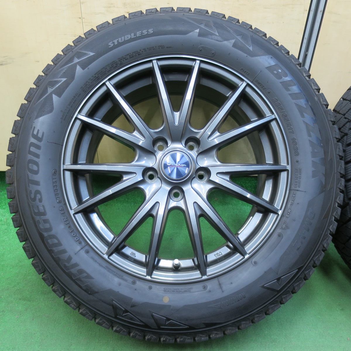 [送料無料] バリ溝！キレイ！8.5分★スタッドレス 225/65R17 ブリヂストン ブリザック DM-V2 VELVA SPORT ヴェルヴァ 17インチ PCD114.3/5H★4112607イス
