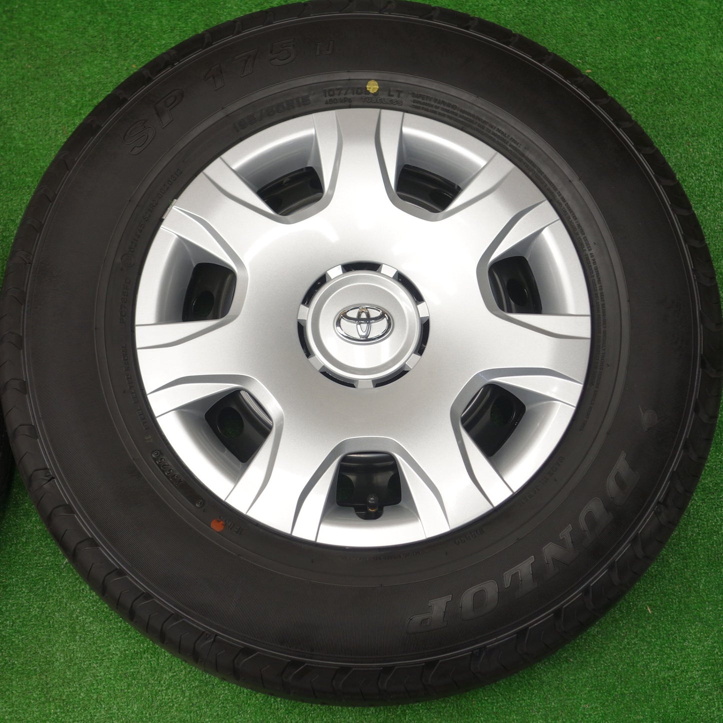 新車外し！25年★トヨタ 200系 ハイエース 純正 スチール 195/80R15 107/105S ダンロップ SP175N 15インチ PCD139.7/6H★5120701KTノ