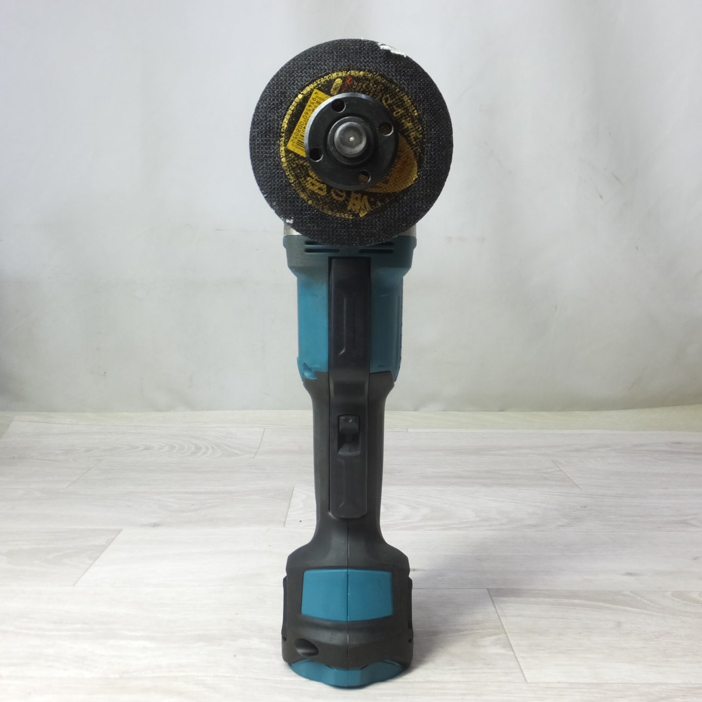 [送料無料] 美品◆makita マキタ 125mm 充電式ディスクグラインダ 18V バッテリー2個 充電器付き 研磨機 電動工具◆