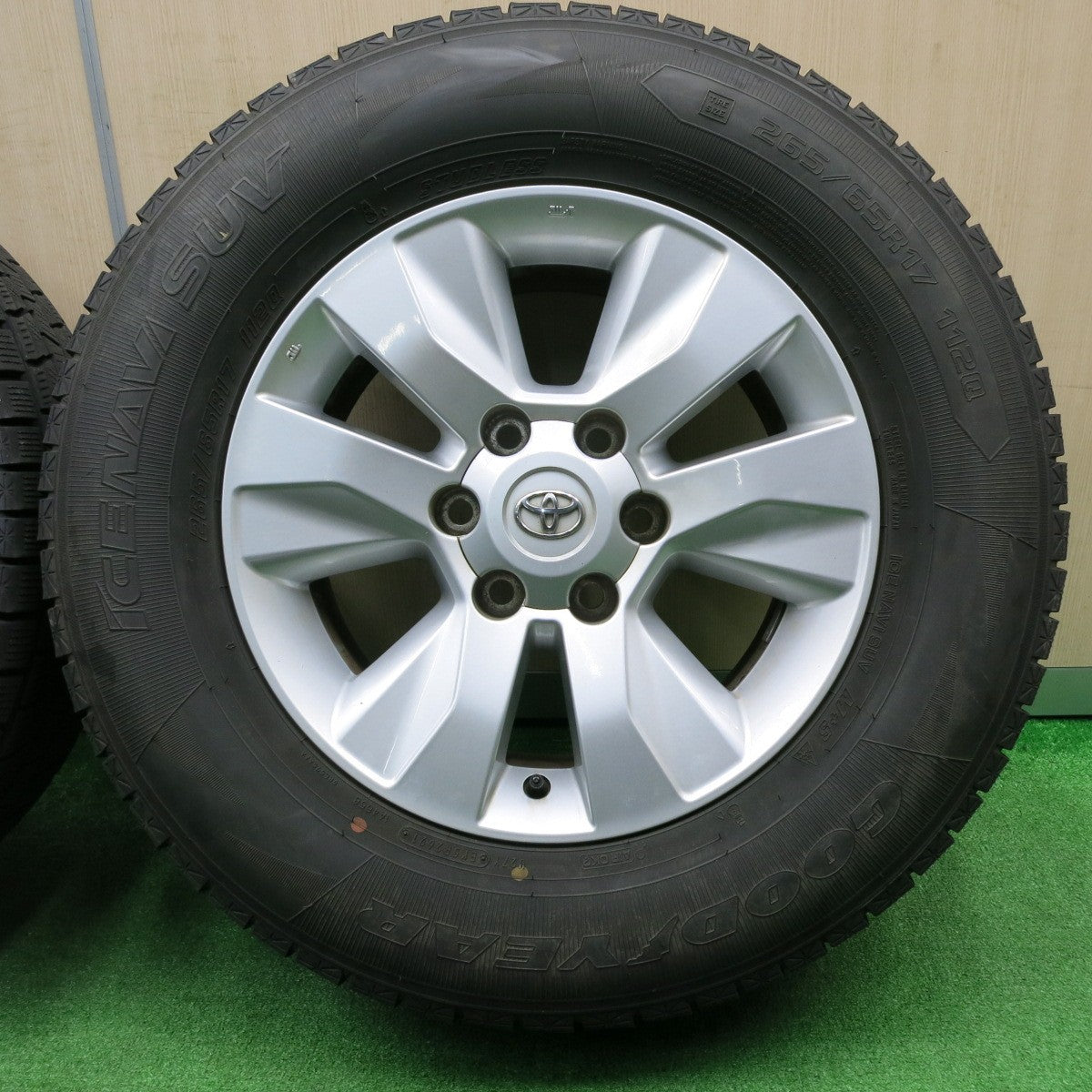 [送料無料] バリ溝！21年！キレイ！9分★トヨタ 125系 ハイラックス 純正 ENKEI 265/65R17 スタッドレス グッドイヤー アイスナビ SUV エンケイ PCD139.7/6H★4102503NJス