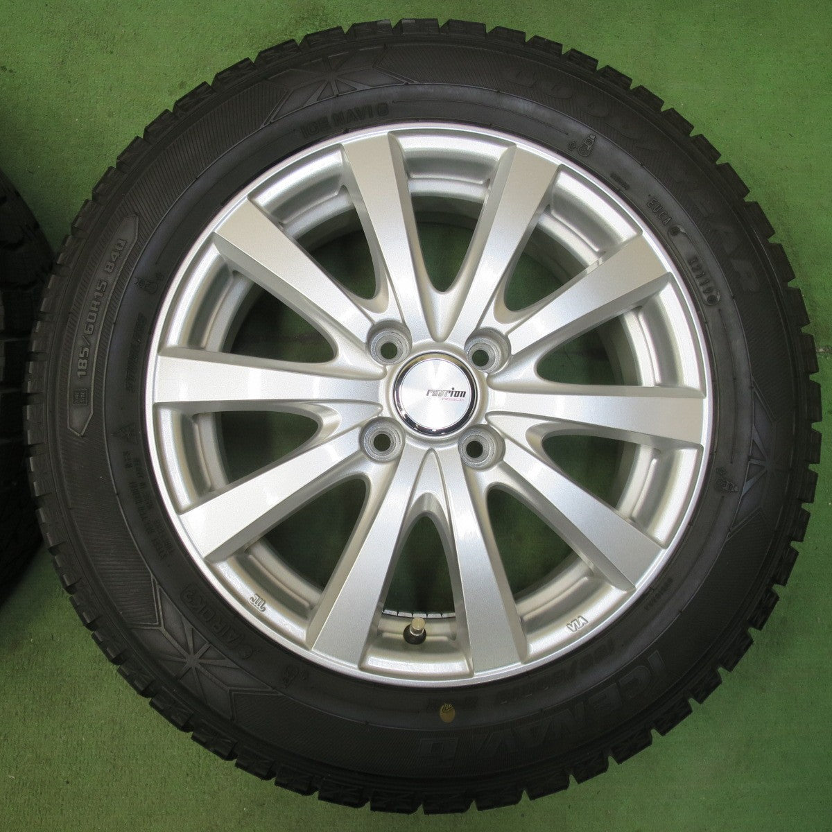 バリ溝！キレイ！ほぼ10分★スタッドレス 185/60R15 グッドイヤー アイスナビ6 ravrion RS01 ラブリオン 15インチ PCD100/4H★5121010イス