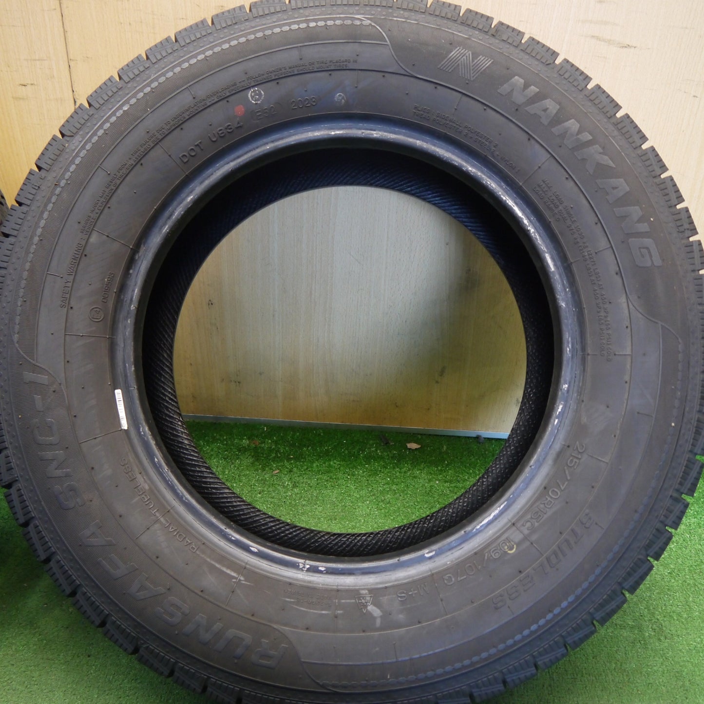 バリ溝！23年！9.5分以上★215/70R15 C 109/107Q ナンカン RUNSAFA SNC-1 タイヤ 15インチ ハイエース キャラバン 等★6070305Hスタ