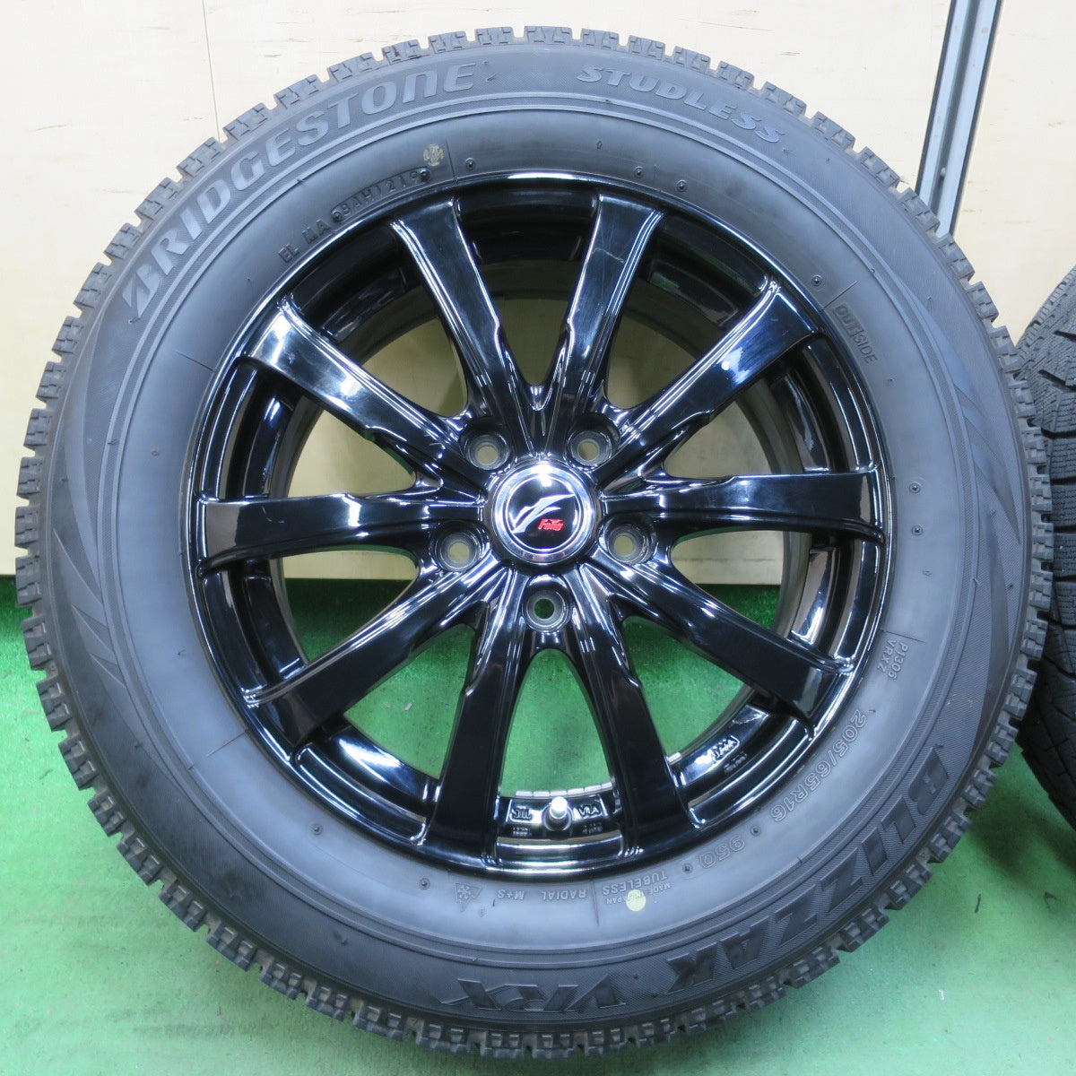 バリ溝！キレイ！9分★スタッドレス 205/65R16 ブリヂストン ブリザック VRX Fang ファング 16インチ PCD114.3/5H★5051511イス