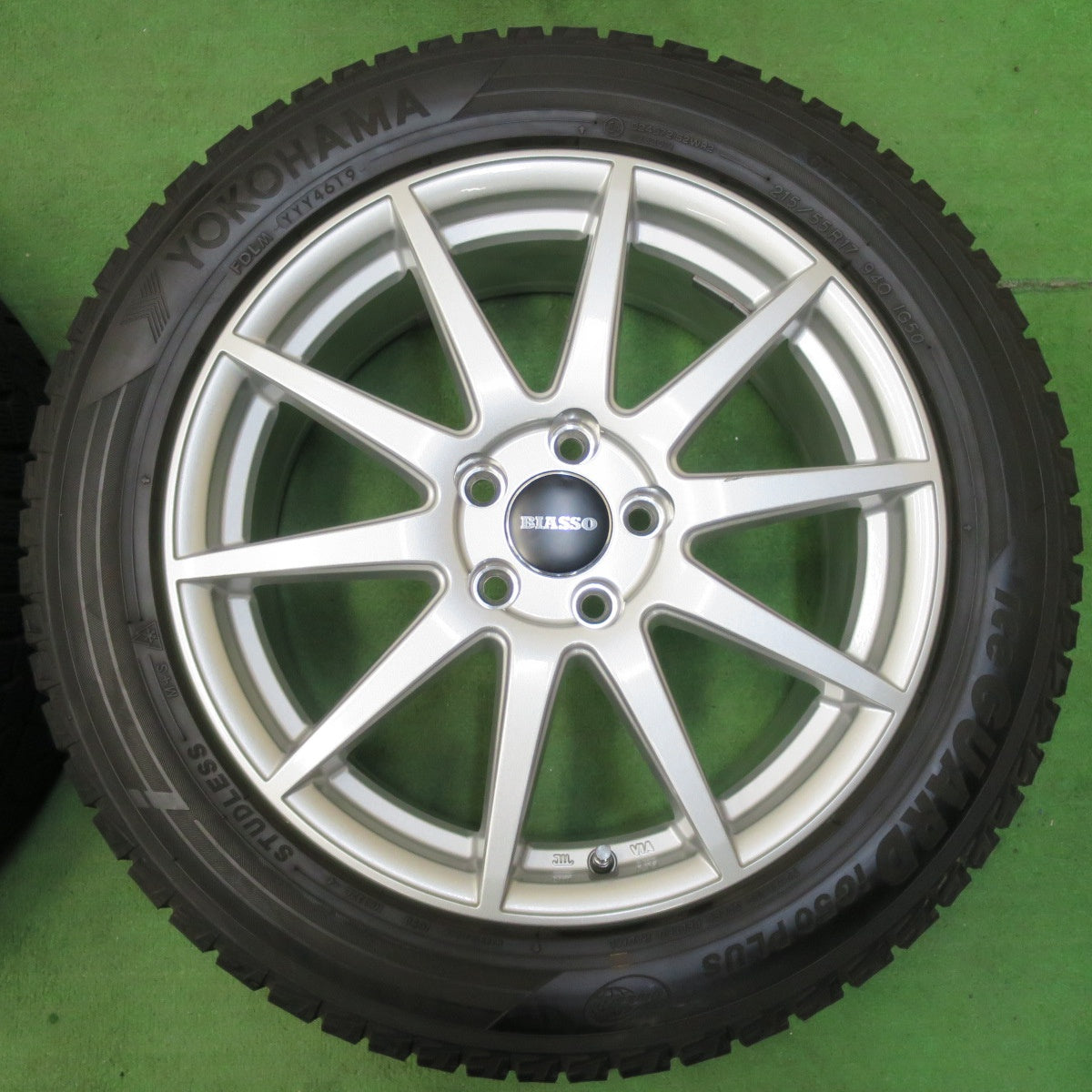 [送料無料] バリ溝！8分★ボルボ 等 BIASSO 215/55R17 スタッドレス ヨコハマ アイスガード iG50 プラス ビアッソ 17インチ PCD108/5H★4120311イス