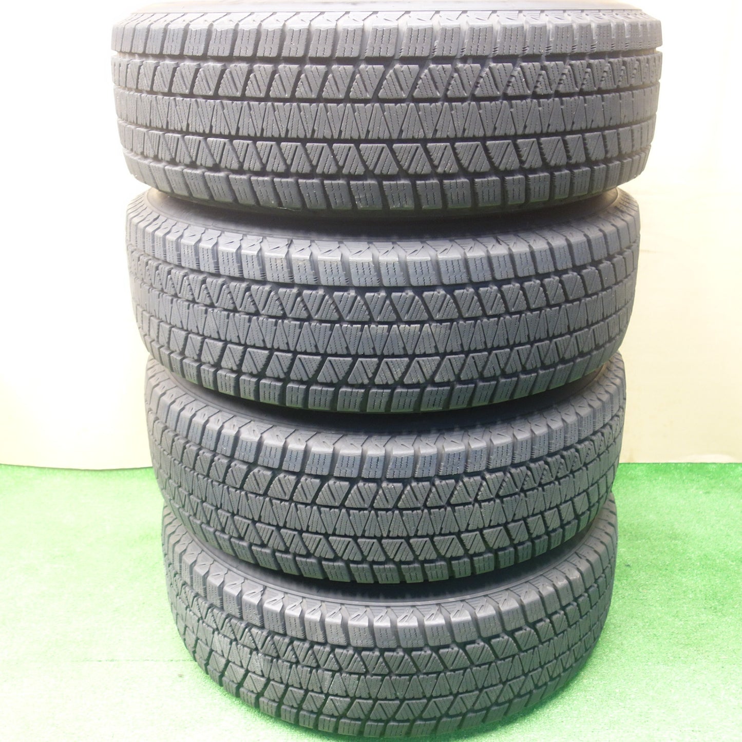 バリ溝！キレイ！8.5分★スタッドレス 215/70R16 ブリヂストン ブリザック DM-V3 dp devotion デボーション 16インチ PCD114.3/5H★6011504KTス