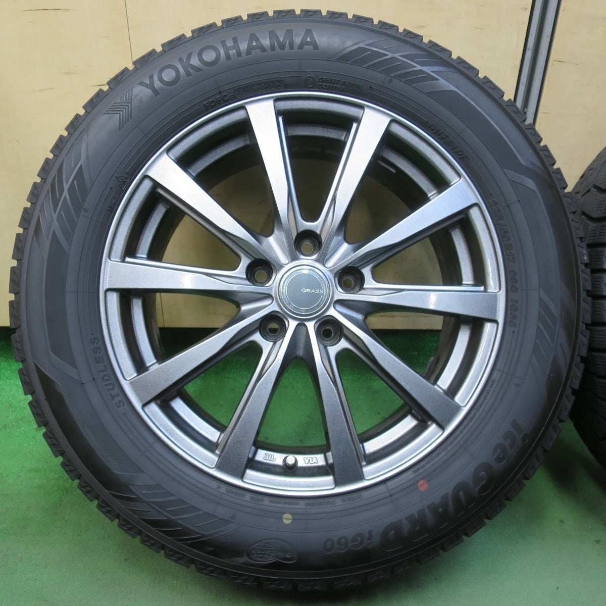 バリ溝！22年！キレイ！9.5分★スタッドレス 225/60R17 ヨコハマ アイスガード iG60 GRASS グラス 17インチ PCD114.3/5H★5112704イス