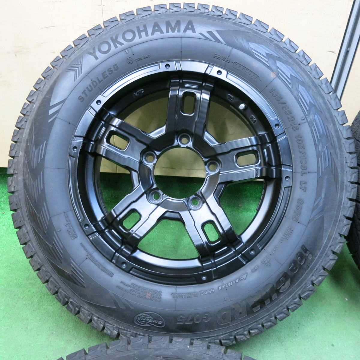 [送料無料] バリ溝！21年！キレイ！9.5分★ジムニー 等 185/85R16 105/103L スタッドレス ヨコハマ アイスガード G075 社外 アルミ 16インチ PCD139.7/5H★5010809SYス
