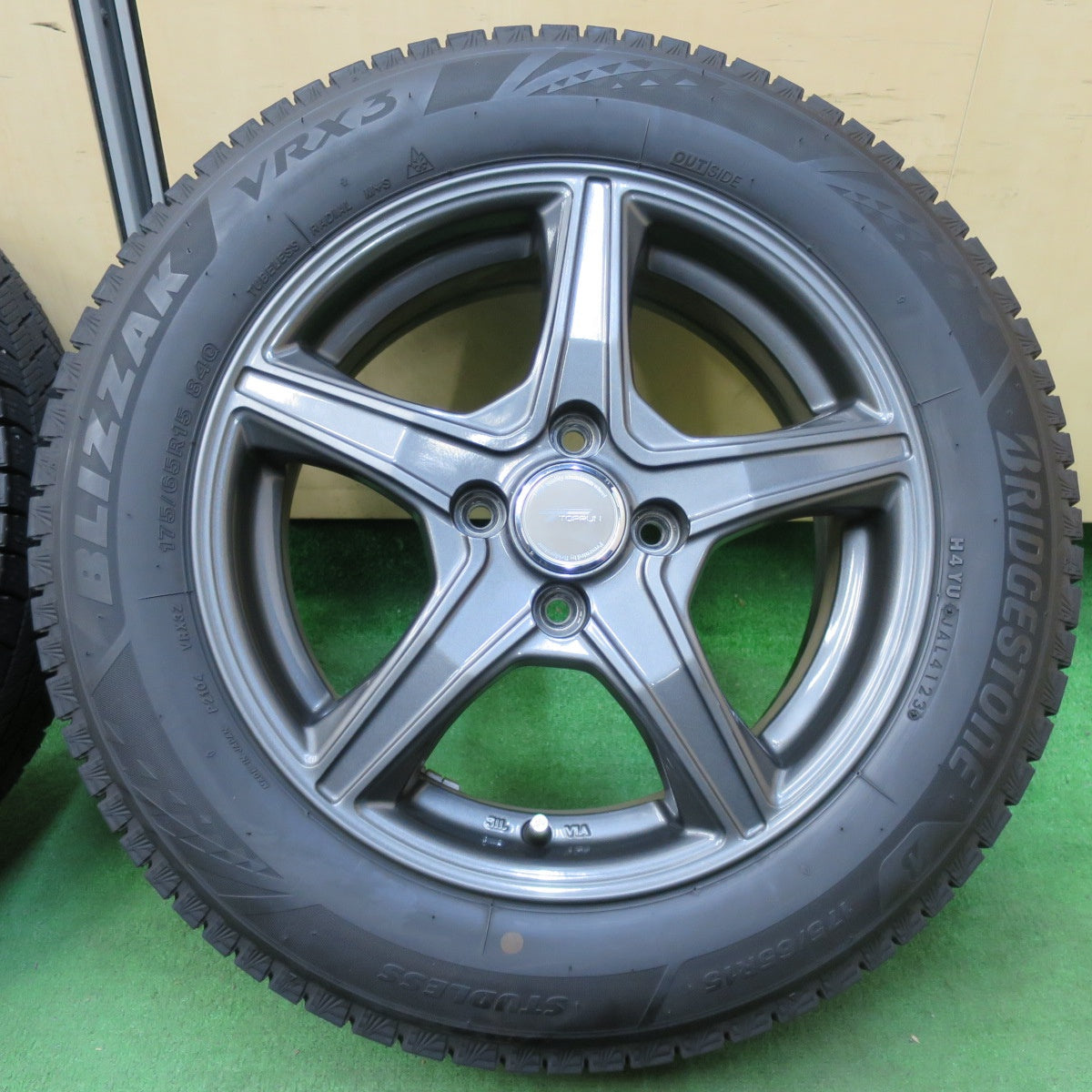 [送料無料] バリ溝！23年！キレイ！ほぼ10分★スタッドレス 175/65R15 ブリヂストン ブリザック VRX3 TOPRUN トップラン 15インチ PCD100/4H★4121104イス