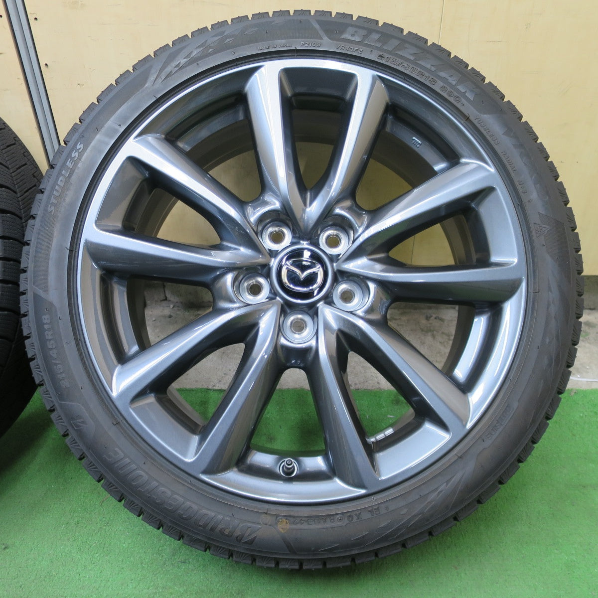 バリ溝！24年！キレイ！9.5分◎マツダ 3 ファストバック 純正 215/45R18 スタッドレス ブリヂストン ブリザック VRX3 18インチ PCD114.3/5H◎6082603NGス