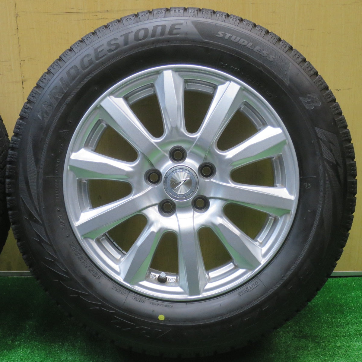 バリ溝！24年！キレイ！9.5分★プリウス 等 195/65R15 スタッドレス ブリヂストン ブリザック VRX2 JOKER ジョーカー 15インチ PCD100/5H★5102203NJス